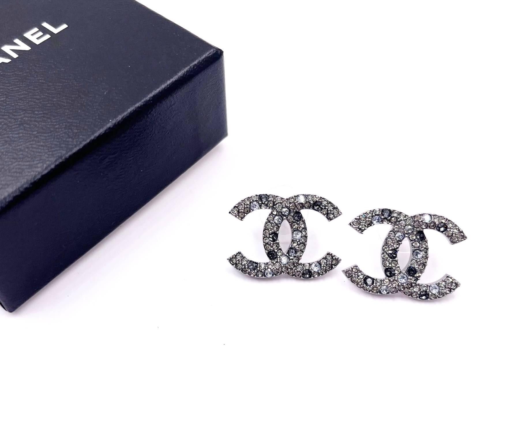 Chanel Grey CC Grey Scattering Crystal Large Piercing Earrings

*Marked 17
*Made in Italy
*Comes with the original box and pouch

-Approximately 0.75