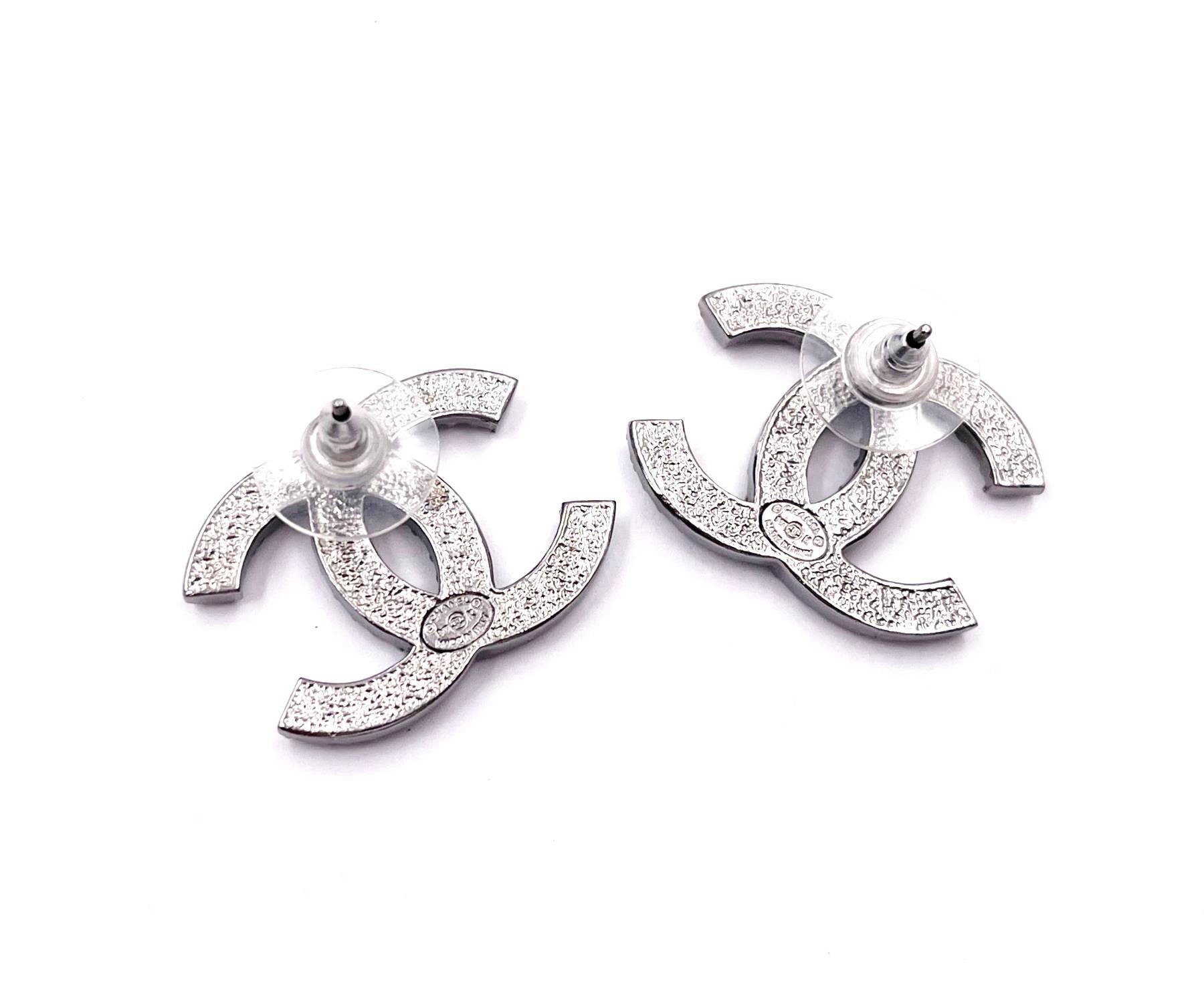 Artigiano Orecchini con piercing grandi Chanel Grey CC Grey Scattering Crystal in vendita