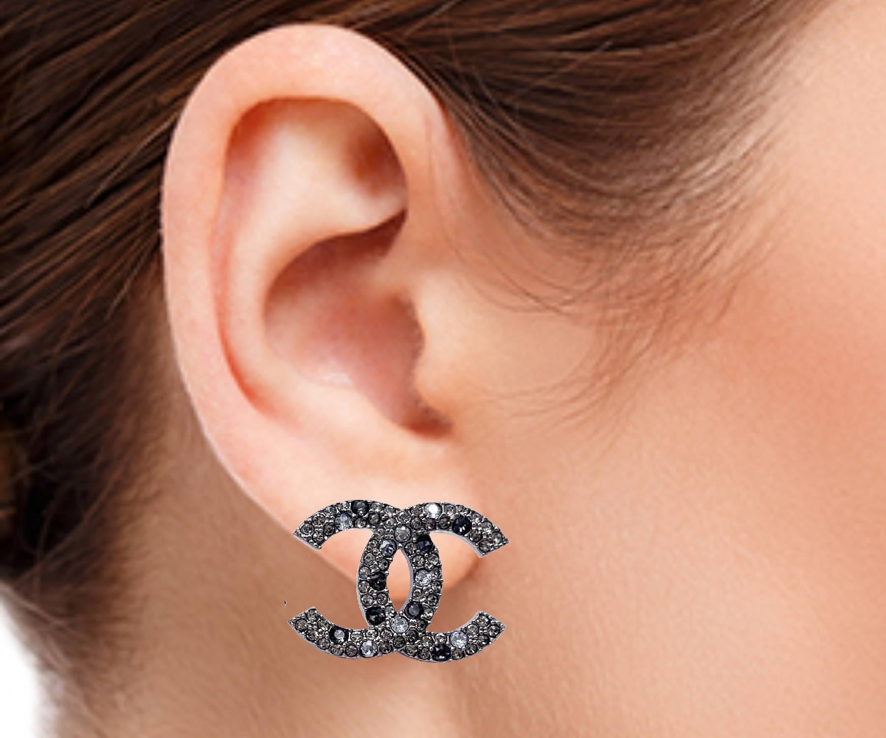 Chanel Grey CC Grey Scattering Crystal Large Piercing Earrings In Excellent Condition For Sale In Pasadena, CA