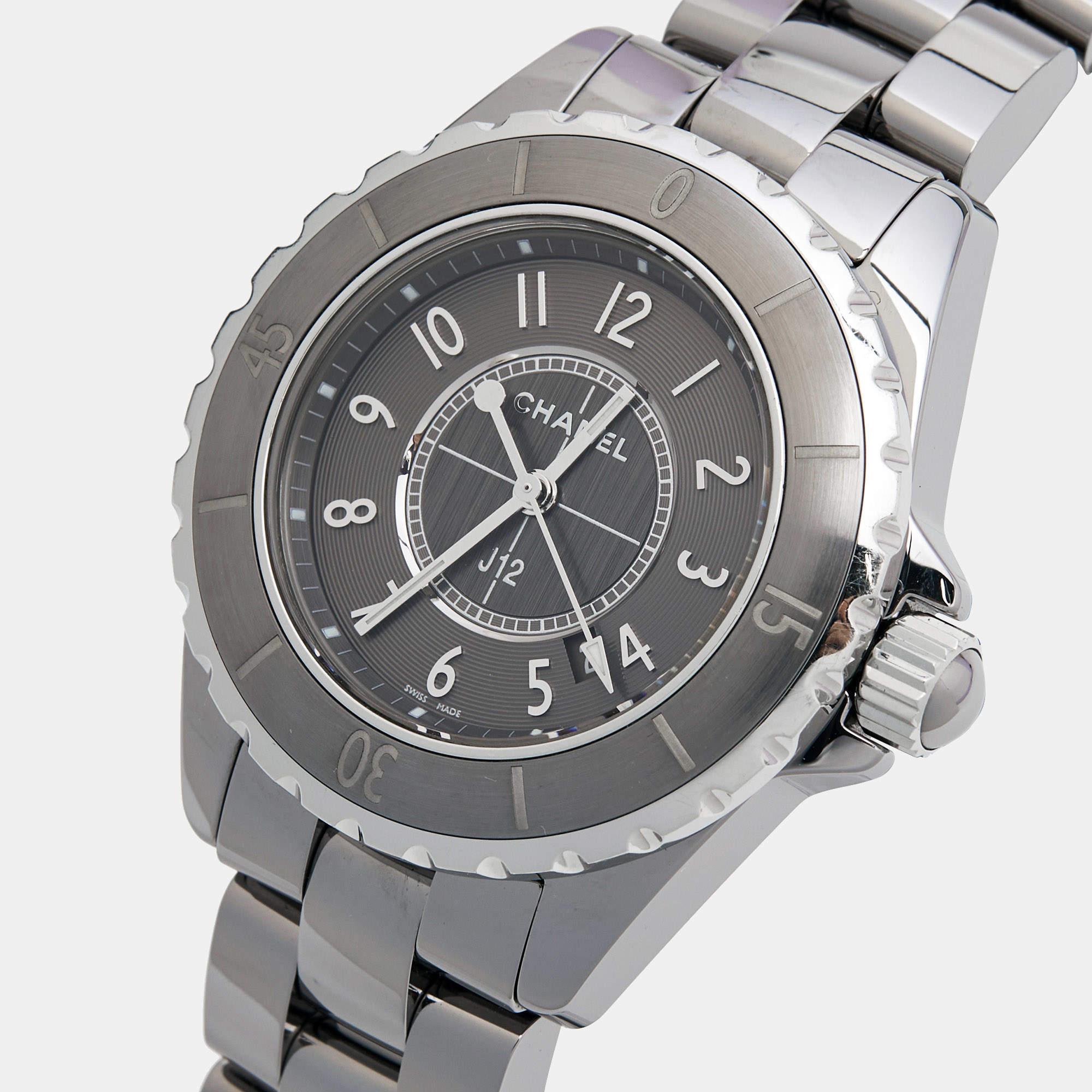 Eine zeitlose Silhouette aus hochwertigen Materialien, Präzision und Luxus machen diese Chanel-Armbanduhr zur perfekten Wahl für einen raffinierten Abschluss eines jeden Looks. Es ist eine großartige Kreation, die den Alltag