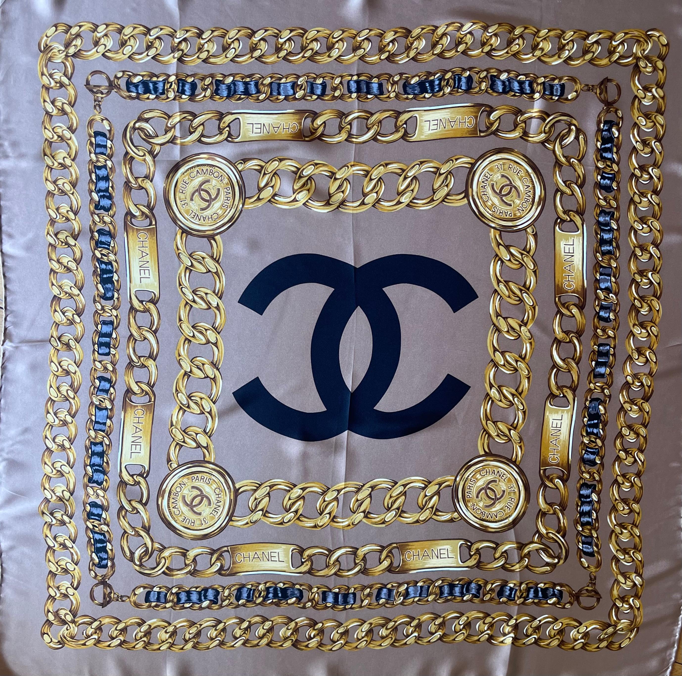 Sciarpa di seta a catena grigia Chanel. Questa bellissima sciarpa rappresenta perfettamente il perfezionismo del marchio quando si tratta di collane e cinture a catena. I colori si combinano perfettamente tra loro e daranno risalto a qualsiasi tuo