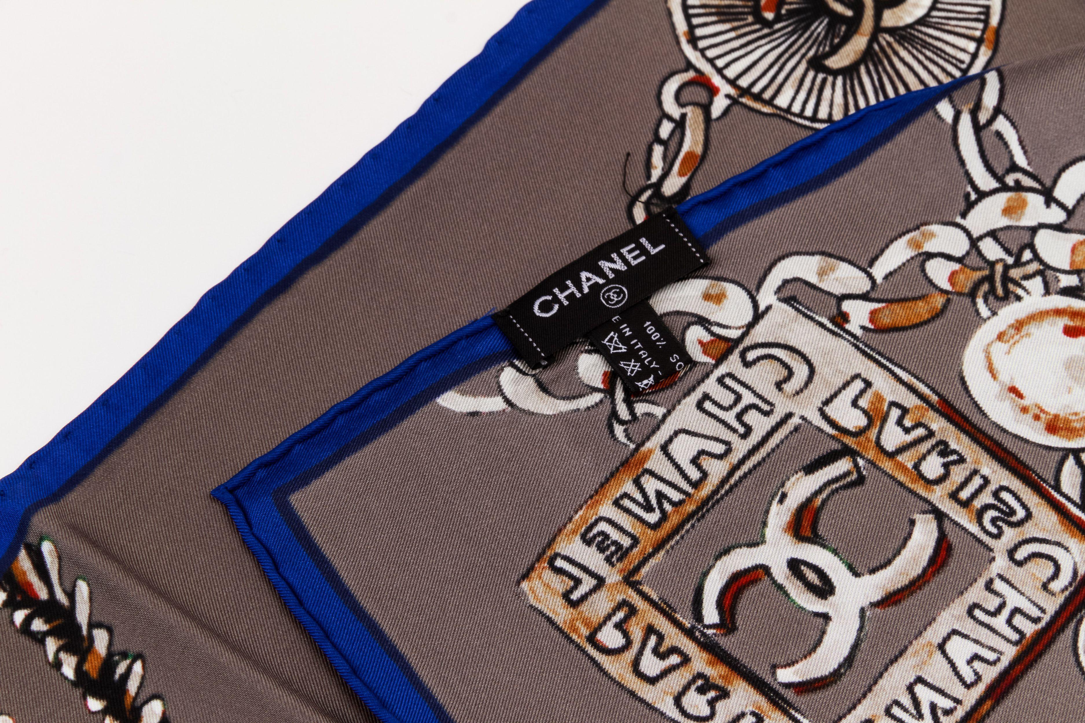Chanel Chal de seda gris Charms Nuevo en venta 3