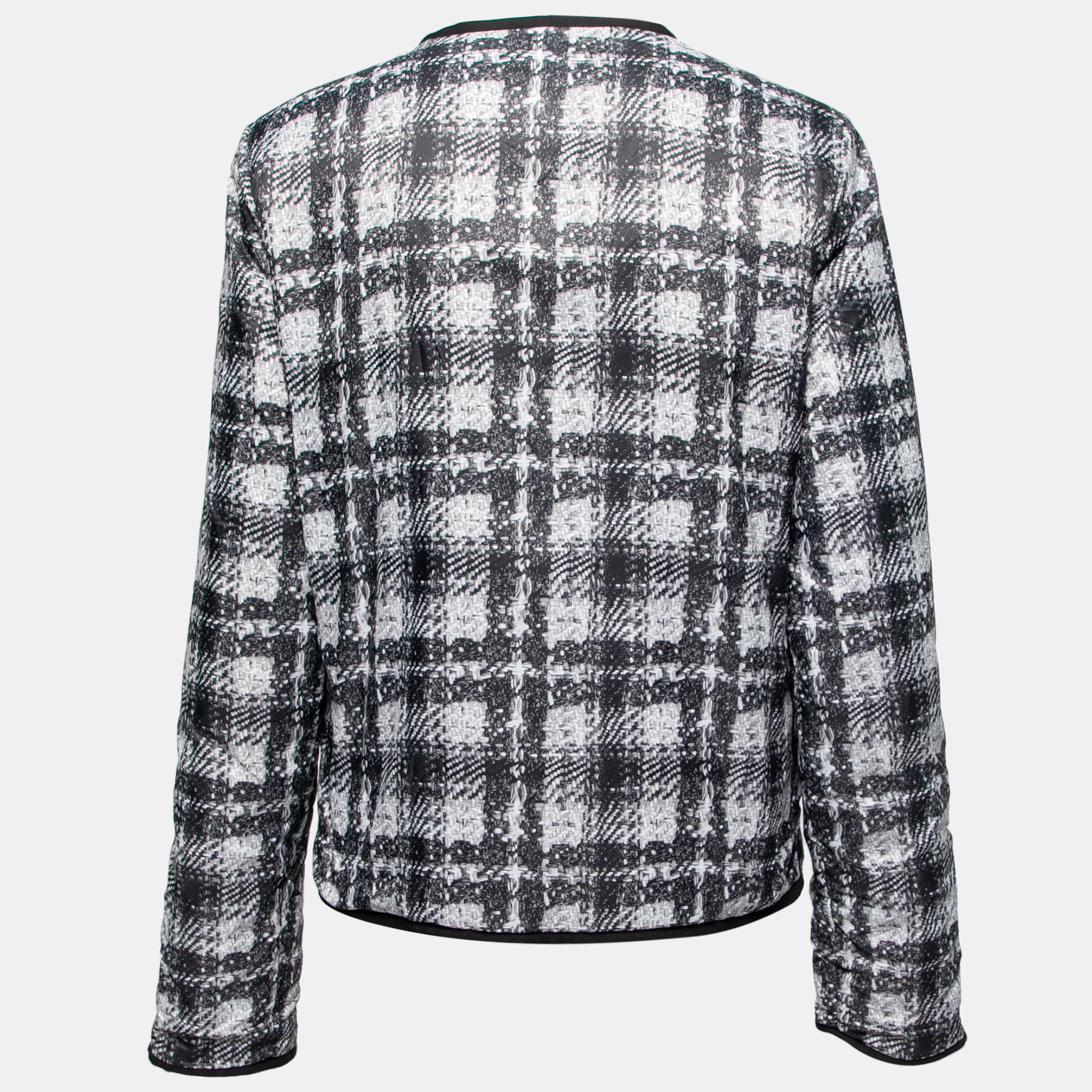 Elevated with a checked tweed print, this Chanel jacket will infuse an extra dose of style into your outfit. Flaunting an elegant silhouette, it is made using fine materials and features long sleeves, a zip closure, and pockets. Team the reversible