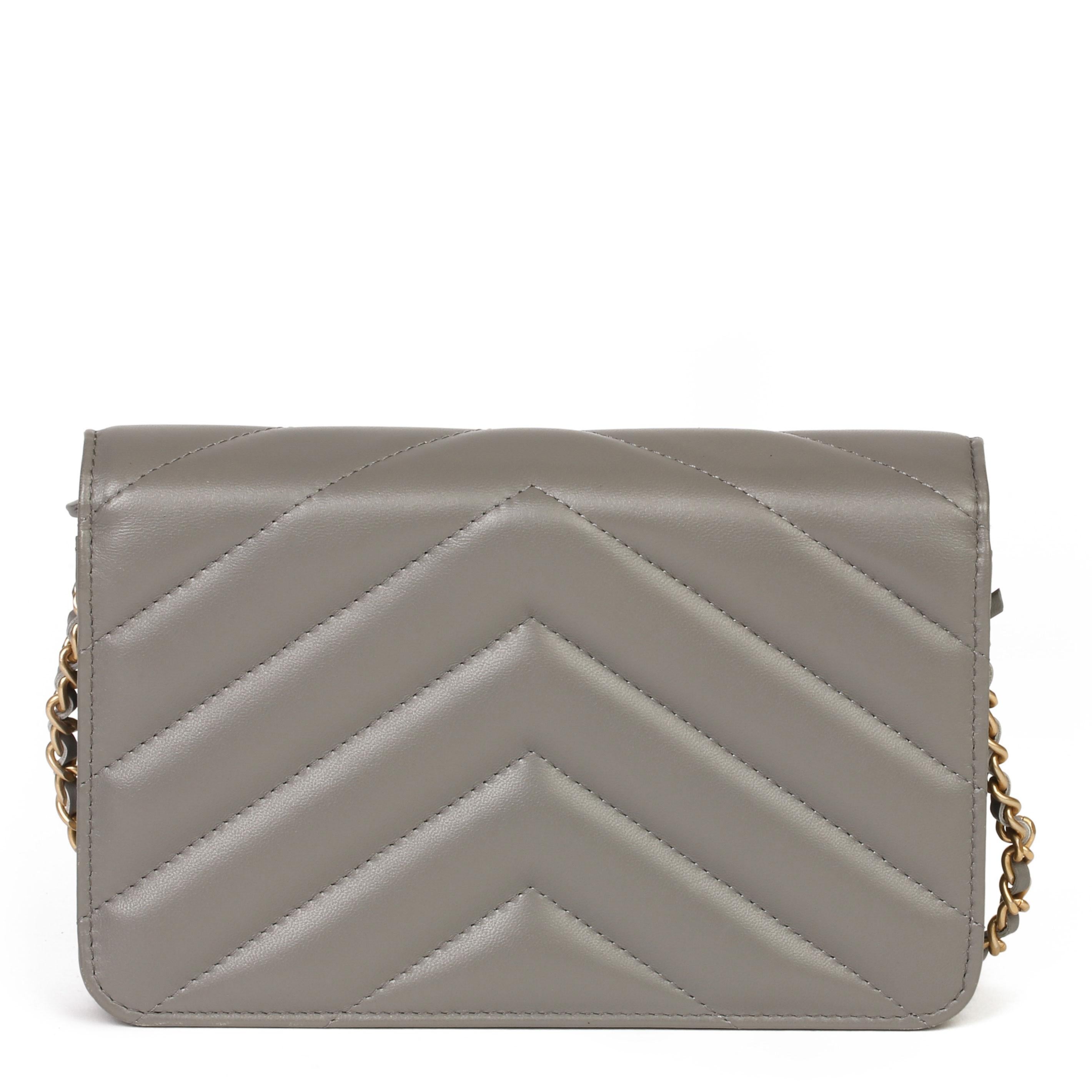 Chanel Grau Chevron Gesteppt Nieten Lammfell Umschlag Brieftasche an der Kette Damen