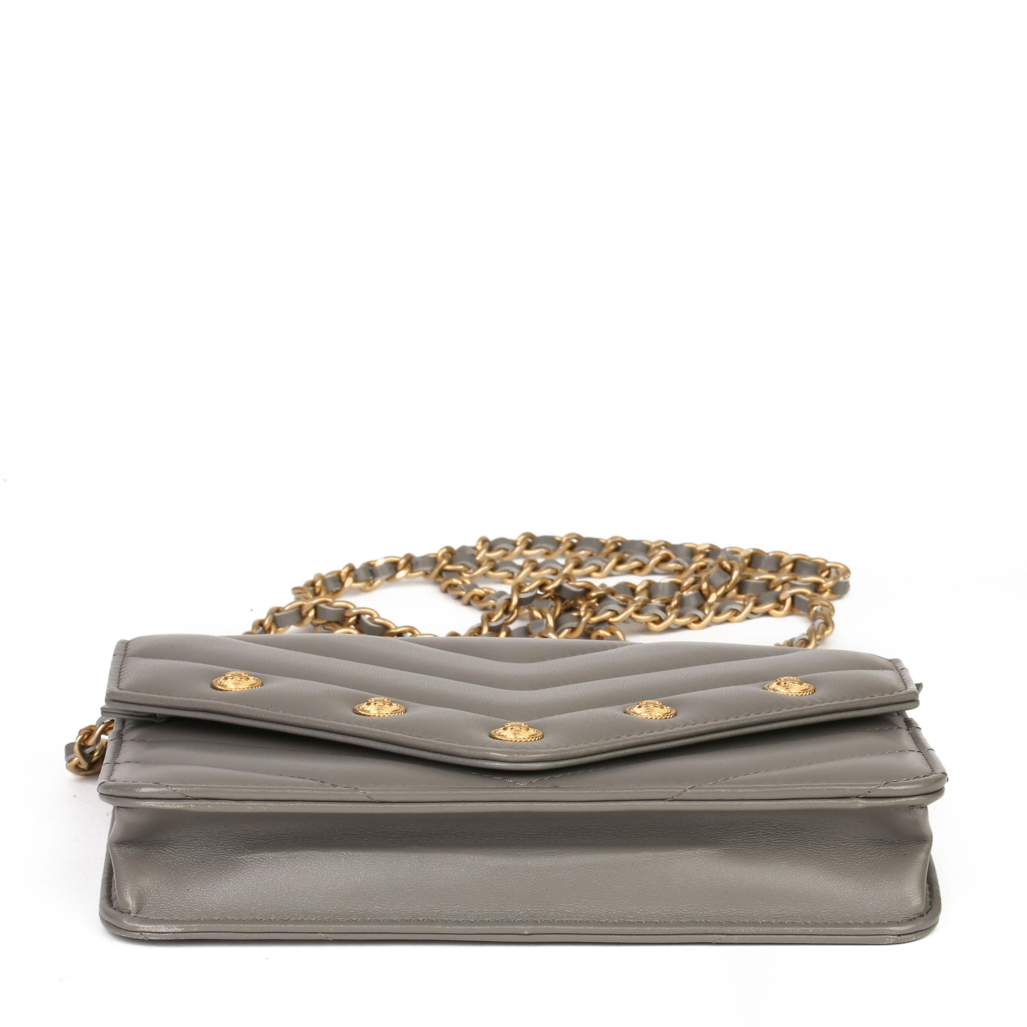 Chanel Grau Chevron Gesteppt Nieten Lammfell Umschlag Brieftasche an der Kette 1
