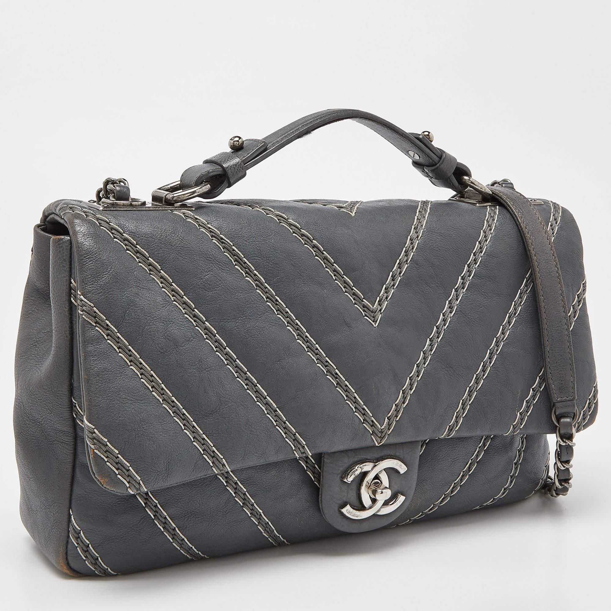 Eine klassische Handtasche verspricht dauerhafte Attraktivität und unterstreicht Ihren Stil immer wieder aufs Neue. Diese Chanel Tasche mit oberem Griff ist eine solche Kreation. Das ist ein guter Kauf.

