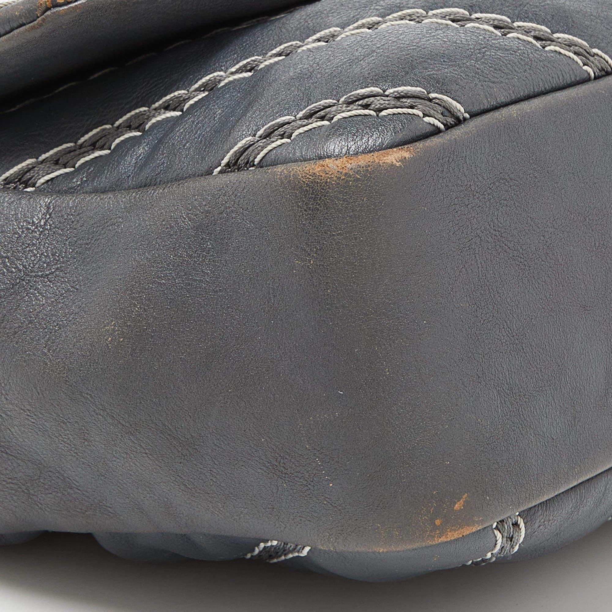 Chanel Grau Chevron Stitched Leder CC Top Handle Flap Bag aus Leder im Angebot 3