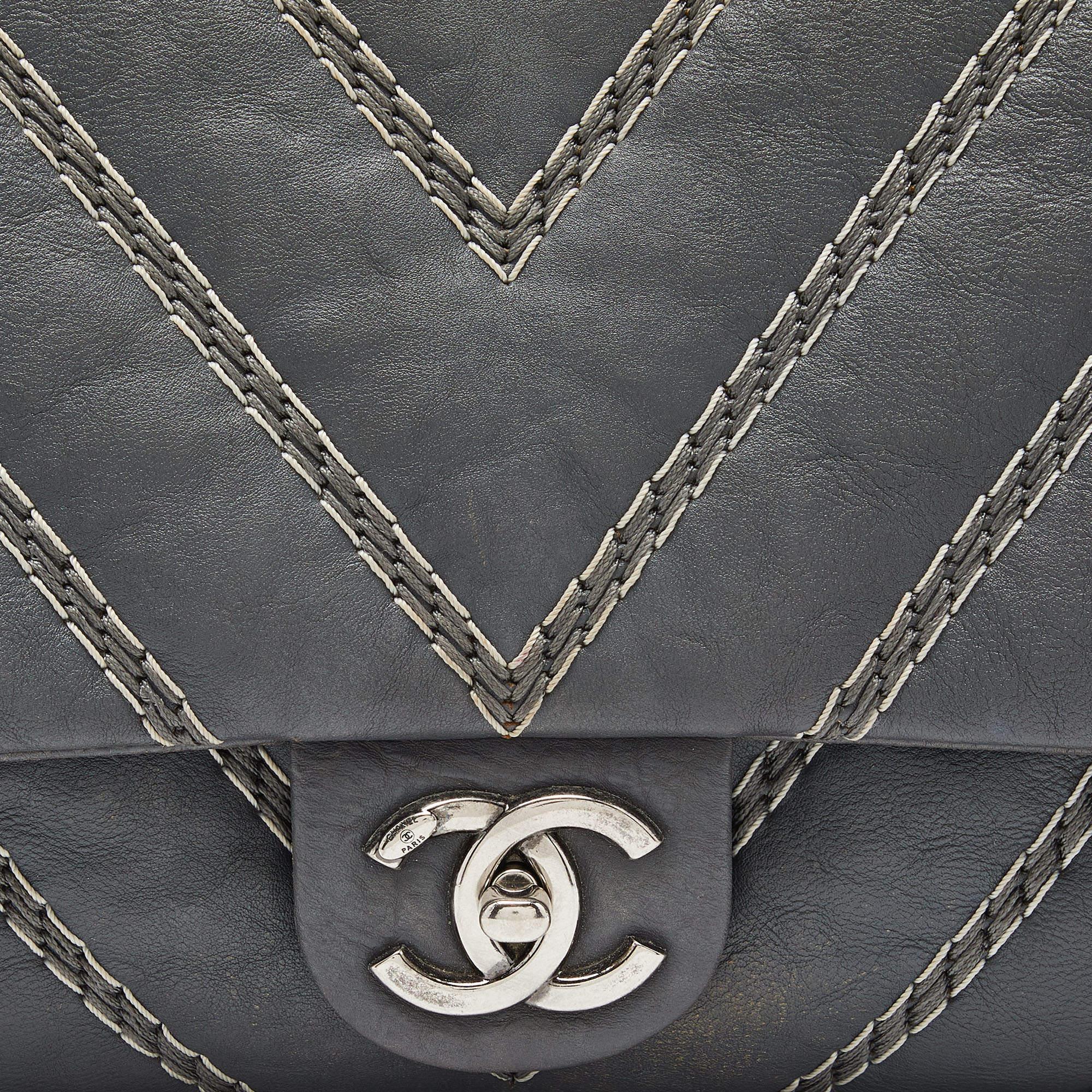 Chanel Grau Chevron Stitched Leder CC Top Handle Flap Bag aus Leder im Angebot 4