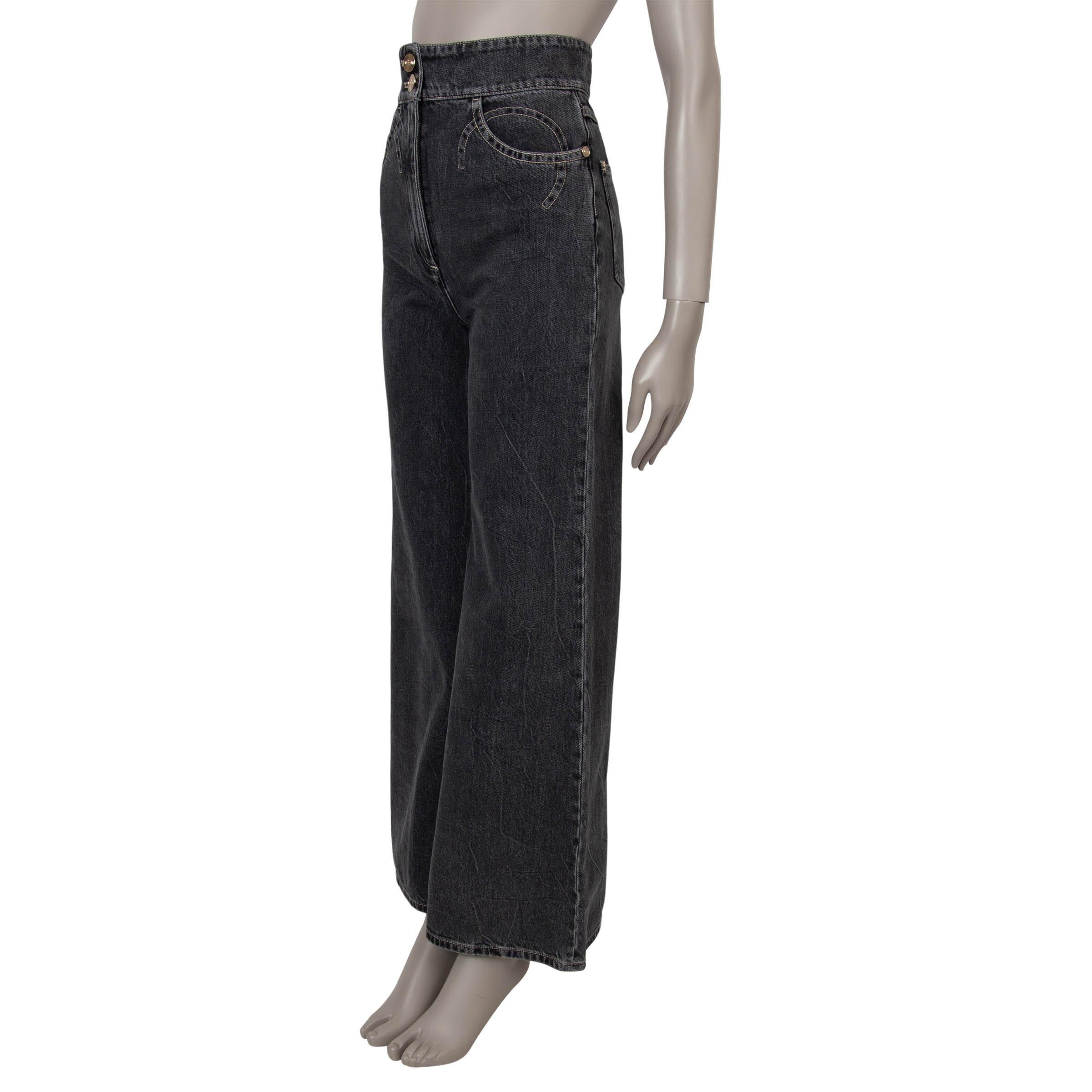 Questi jeans Chanel a gamba larga svasata in cotone denim grigio scuro, autentici al 100%, combinano una silhouette moderna con dettagli iconici. Sono caratterizzate da vita alta, due tasche anteriori, due tasche posteriori e un logo 