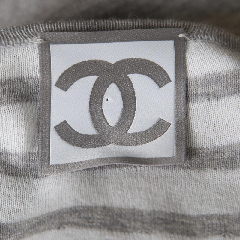 Chanel Grey Cotton Knit V-Neck Sweater M In Good Condition In Dubai, Al Qouz 2