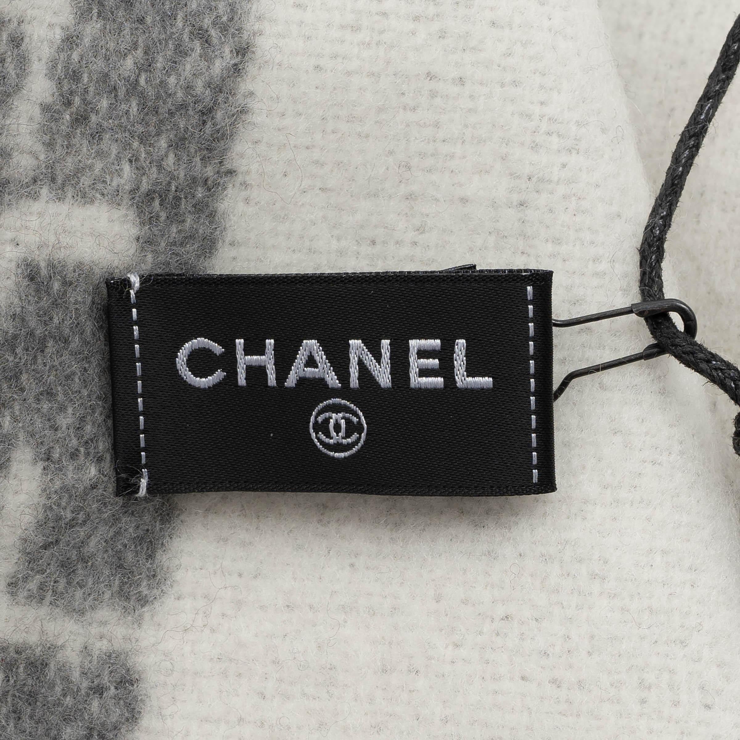 Women's or Men's CHANEL grey & cream cashmere & wool CC Throw Blanket For Sale