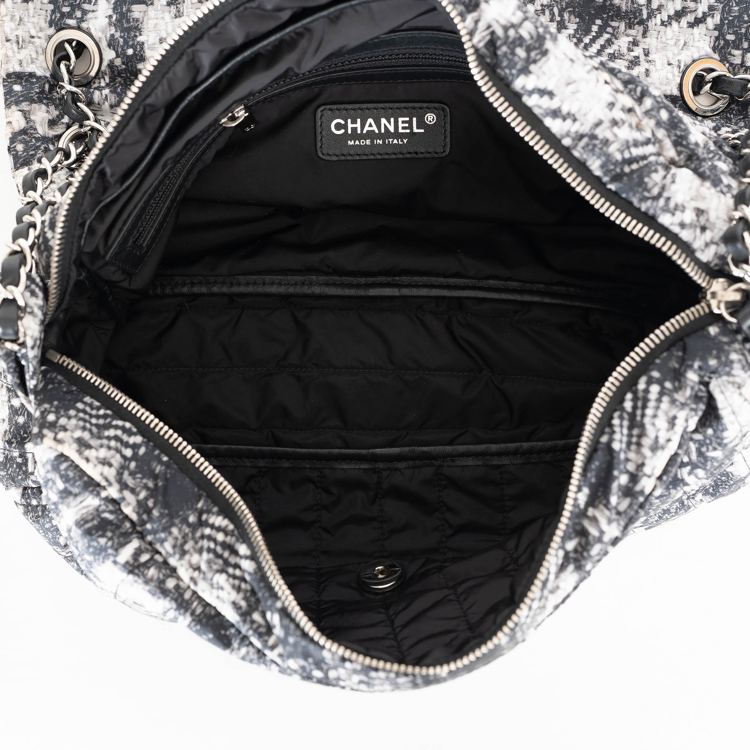 CHANEL Bolso de nylon gris y crema 13A EDINBURG TWEED PRINT en venta 1