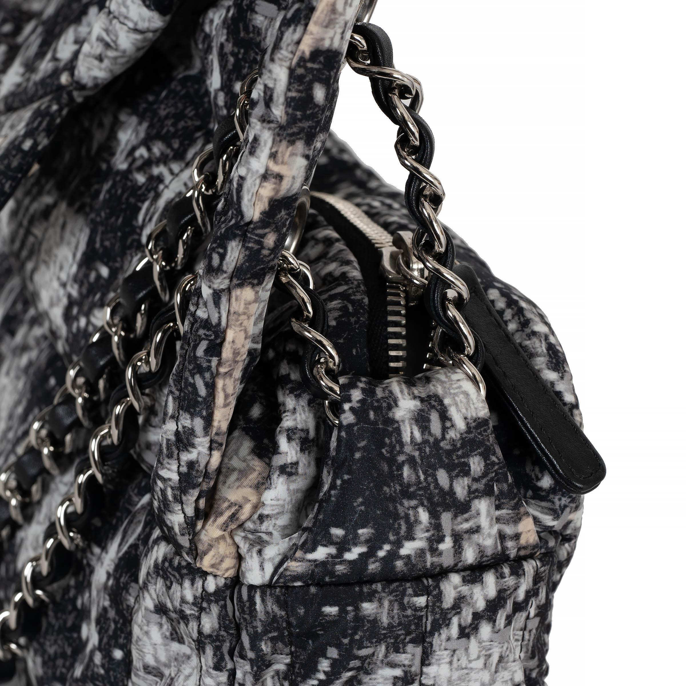 CHANEL Bolso de nylon gris y crema 13A EDINBURG TWEED PRINT en venta 2