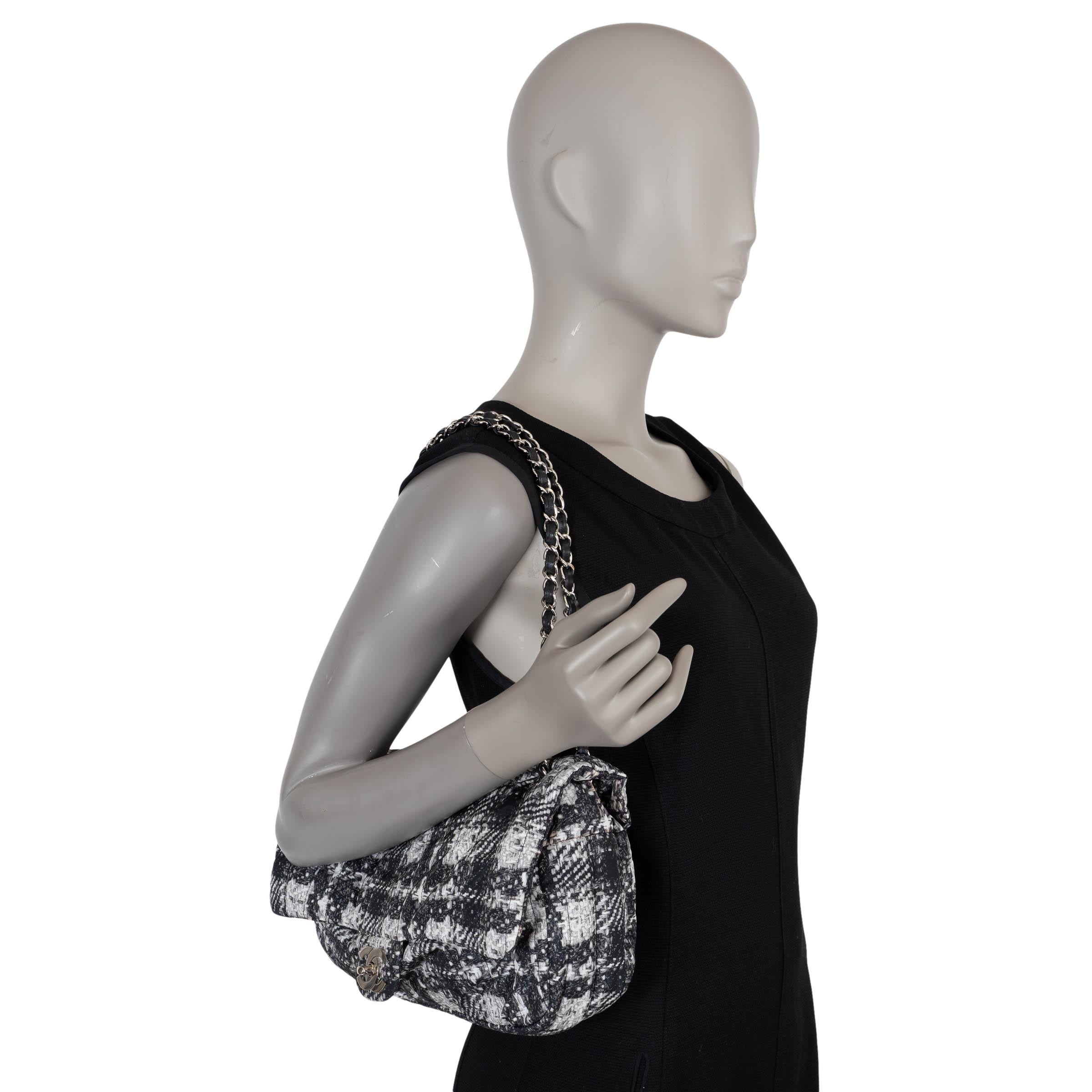 CHANEL Bolso de nylon gris y crema 13A EDINBURG TWEED PRINT en venta 5