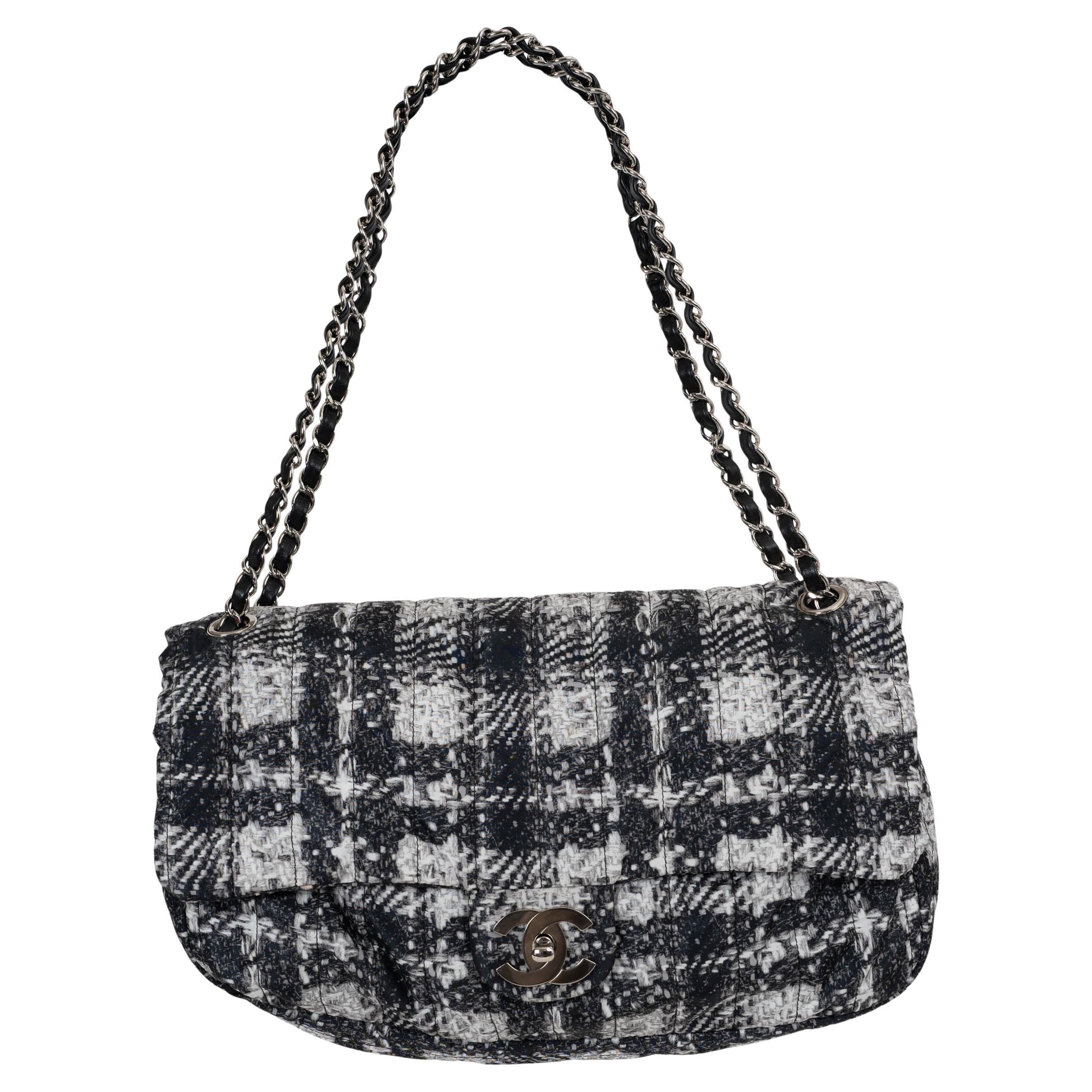 CHANEL Bolso de nylon gris y crema 13A EDINBURG TWEED PRINT en venta