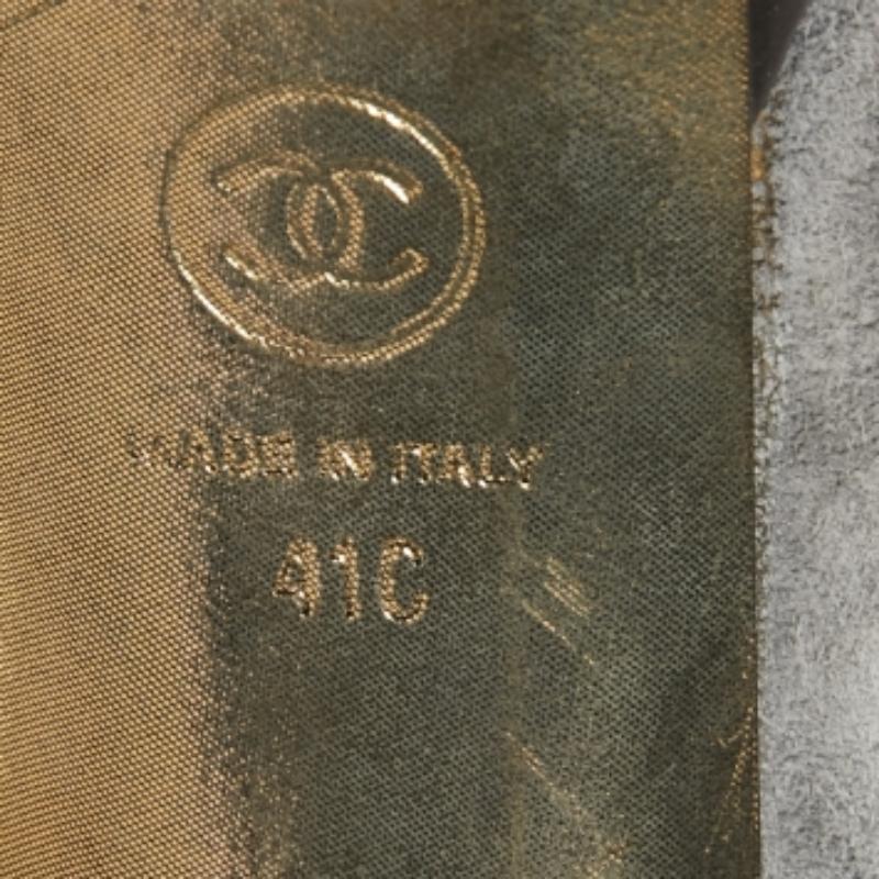 Questo paio di décolleté Chanel è l'emblema della raffinatezza e dello stile femminile. Realizzata in pelle scamosciata e cuoio, è dotata di punte a contrasto e i suoi tacchi di marca sono montati su piattaforme per darti il supporto necessario.