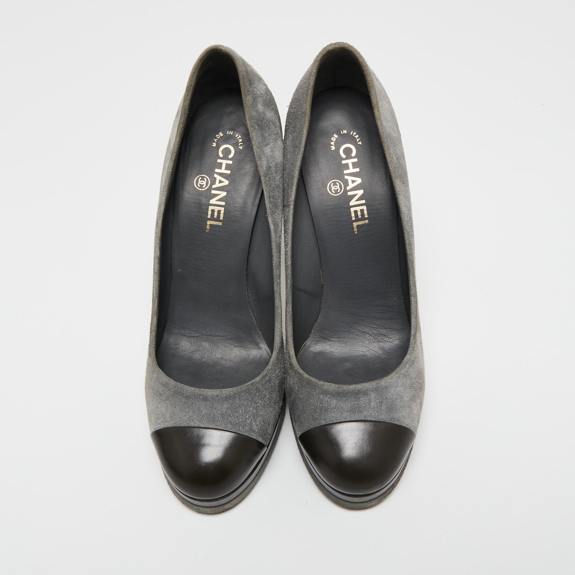 This pair of Chanel pumps is the epitome of sophistication and feminine style. Crafted from suede and leather, it is equipped with contrasting cap toes and its branded heels are mounted on platforms to lend you the required support.

Includes: