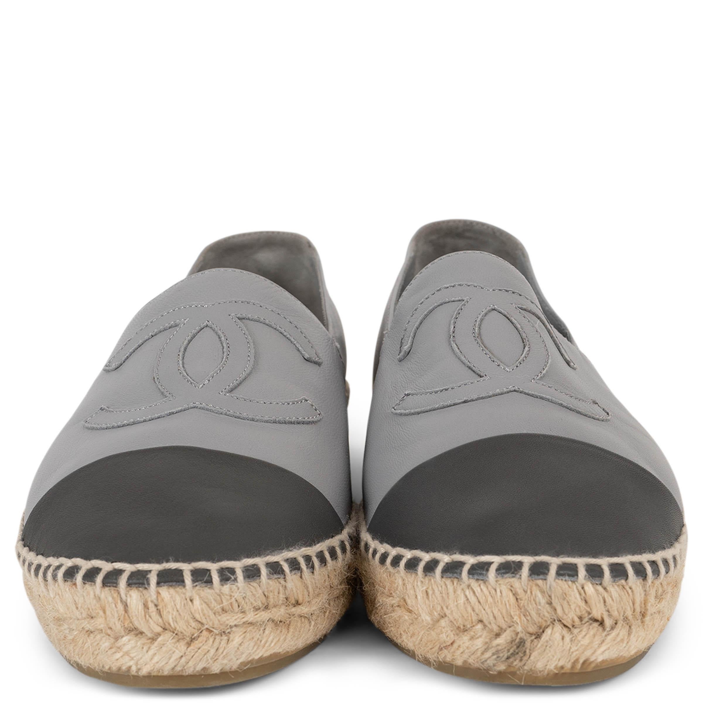 Queste espadrillas classiche Chanel, autentiche al 100%, sono realizzate in pelle d'agnello grigia e presentano un ricamo CC tonale sul davanti per un tocco di classe. Progettate con punte nere, poggiano sulla tradizionale intersuola in rafia per
