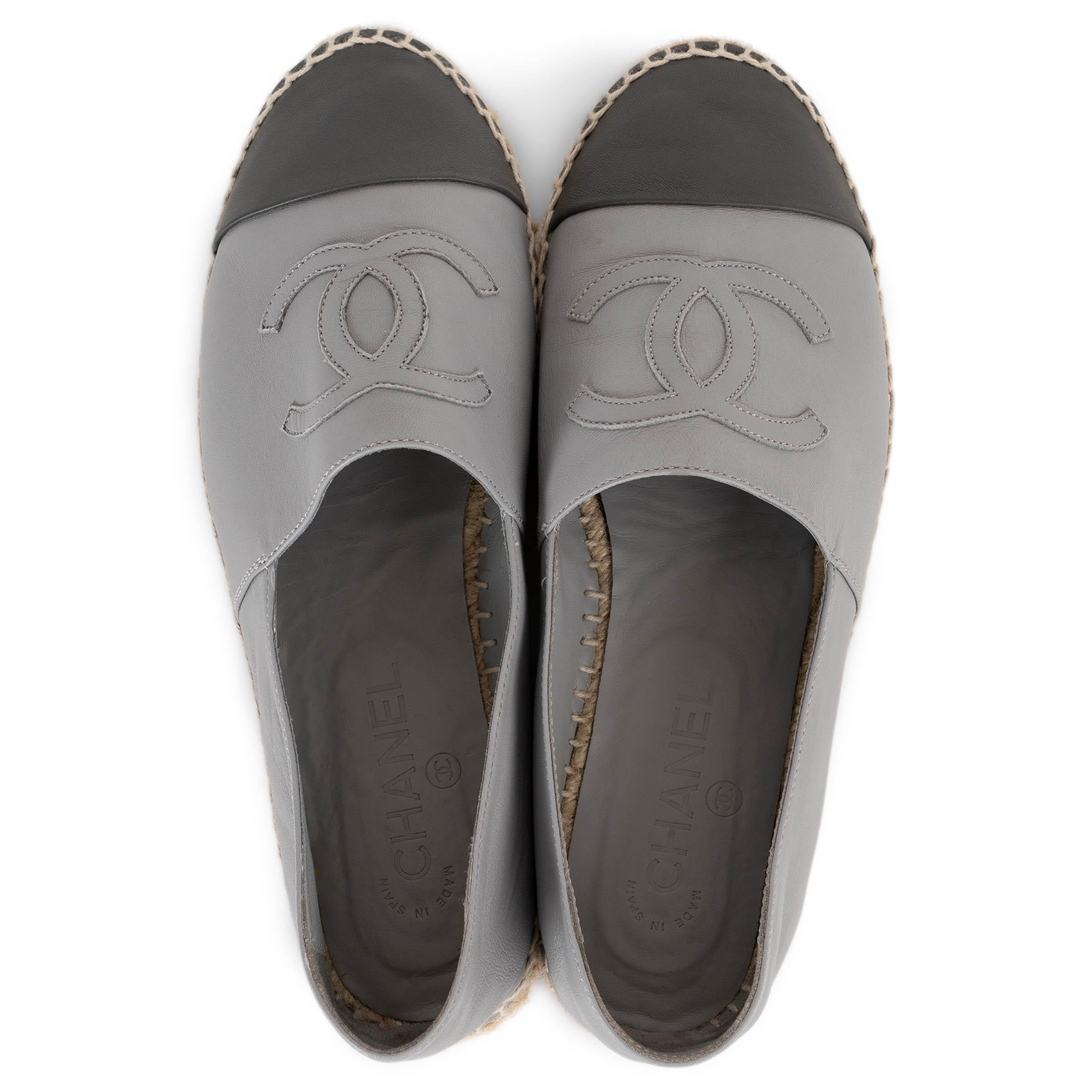 Donna Chanel grigio e grigio scuro in pelle REV ESPADRILLES Scarpe basse 39 in vendita