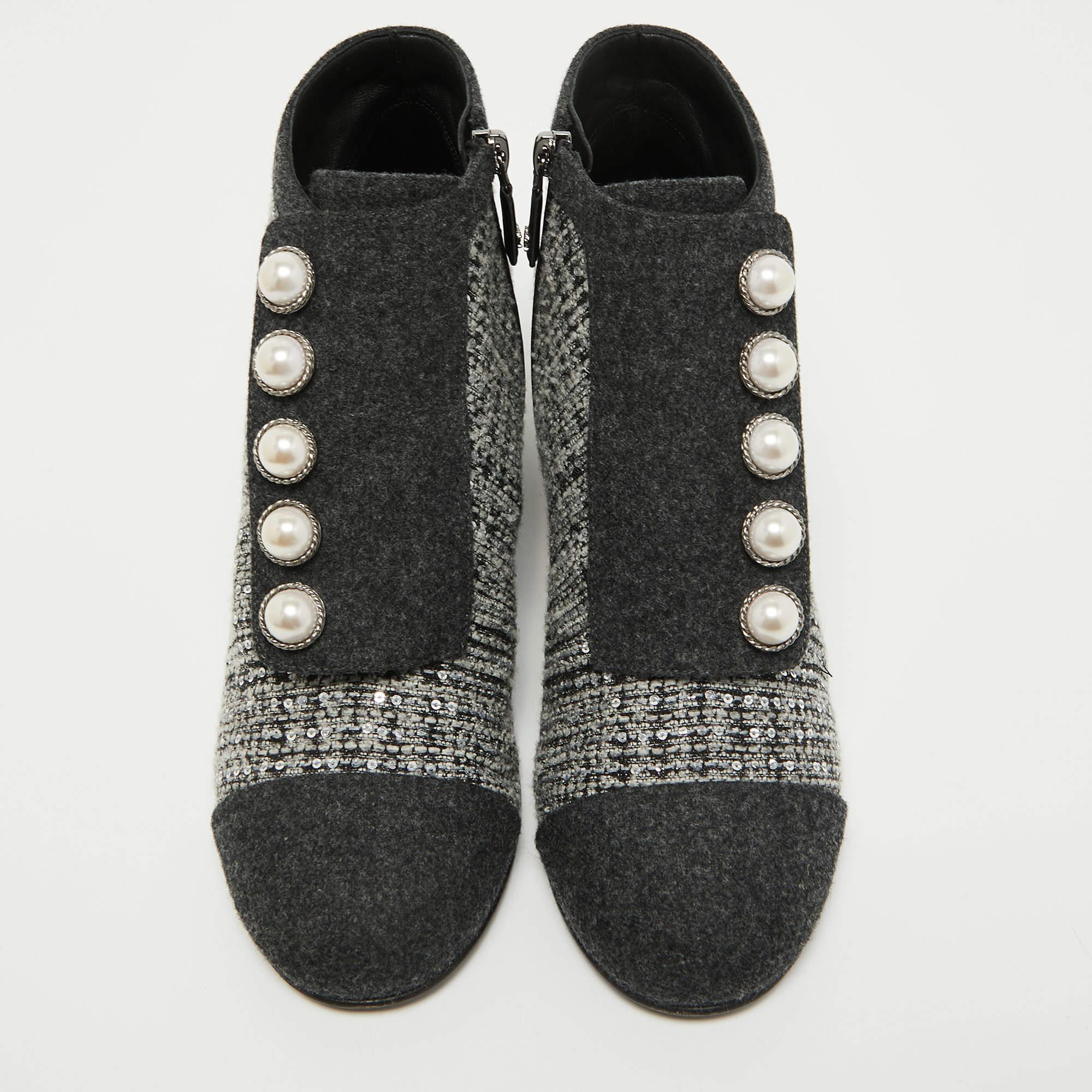 Chanel Grey Embellished Tweed Faux Pearl Ankle Boots Size 38.5 In Excellent Condition In Dubai, Al Qouz 2