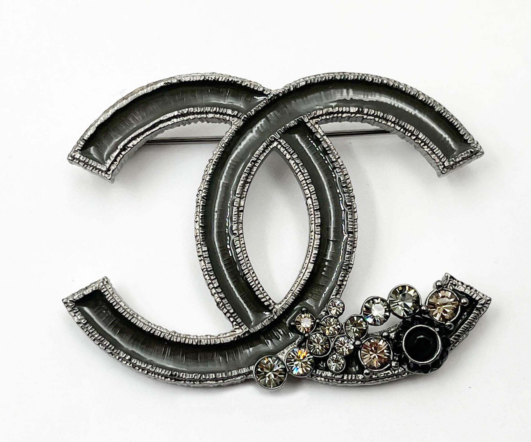 Chanel Grey Enamel CC Corner Crystals Large Brooch

*Marked 06
*Made in France
*Comes with the original box

-It is approximately 2.25