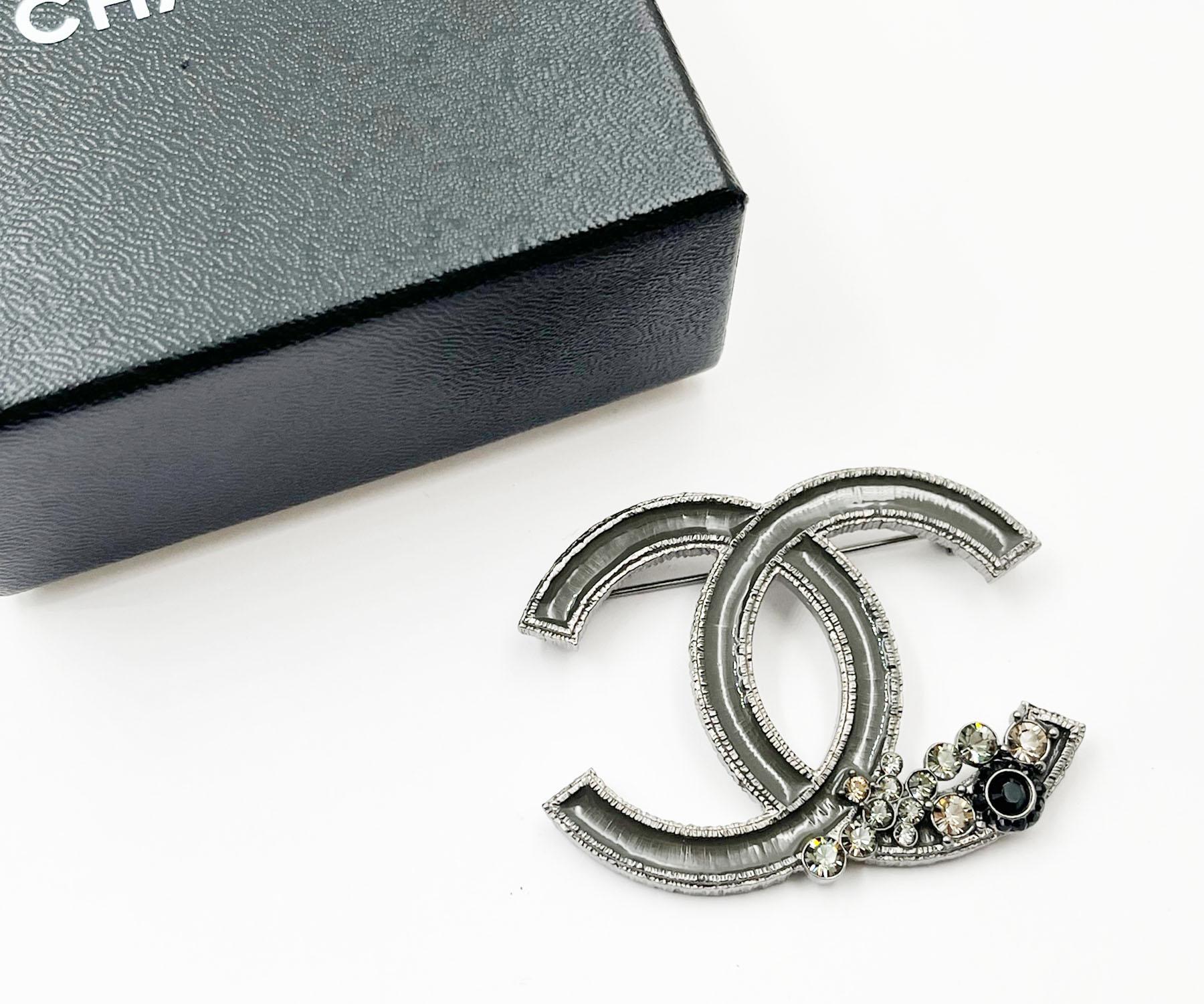 Chanel Grau Emaille CC Eck Kristalle Große Brosche (Kunsthandwerker*in) im Angebot