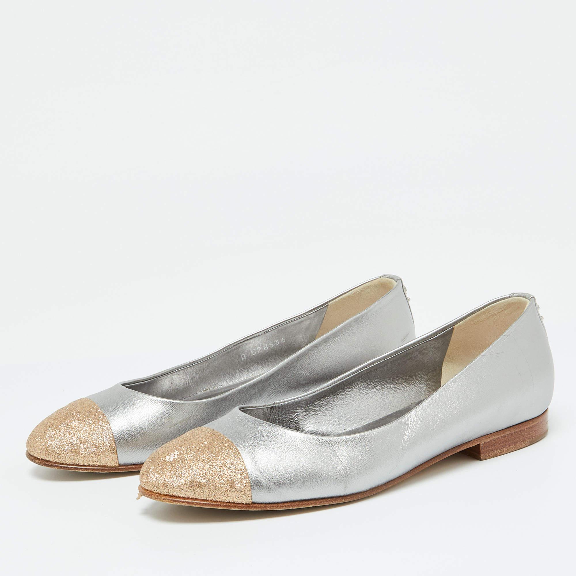 Dazzle in comfort with these ballet flats from Chanel. Theyve been created using leather and added with CC detailed counters. The flats are complete with leather insoles for your ease.
