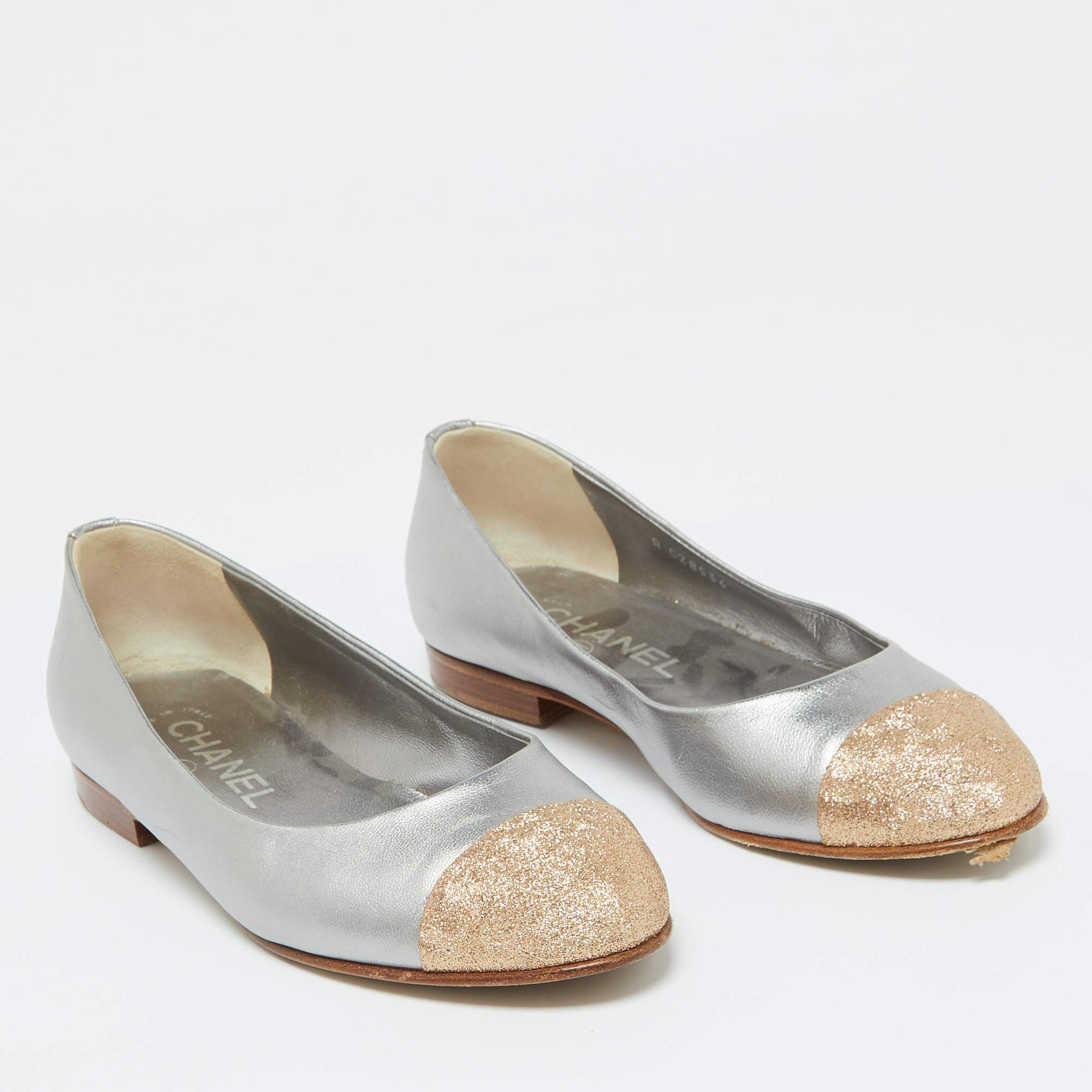 Chanel Grey/Gold Leather CC Cap Toe Ballet Flats Size 35 In Good Condition In Dubai, Al Qouz 2