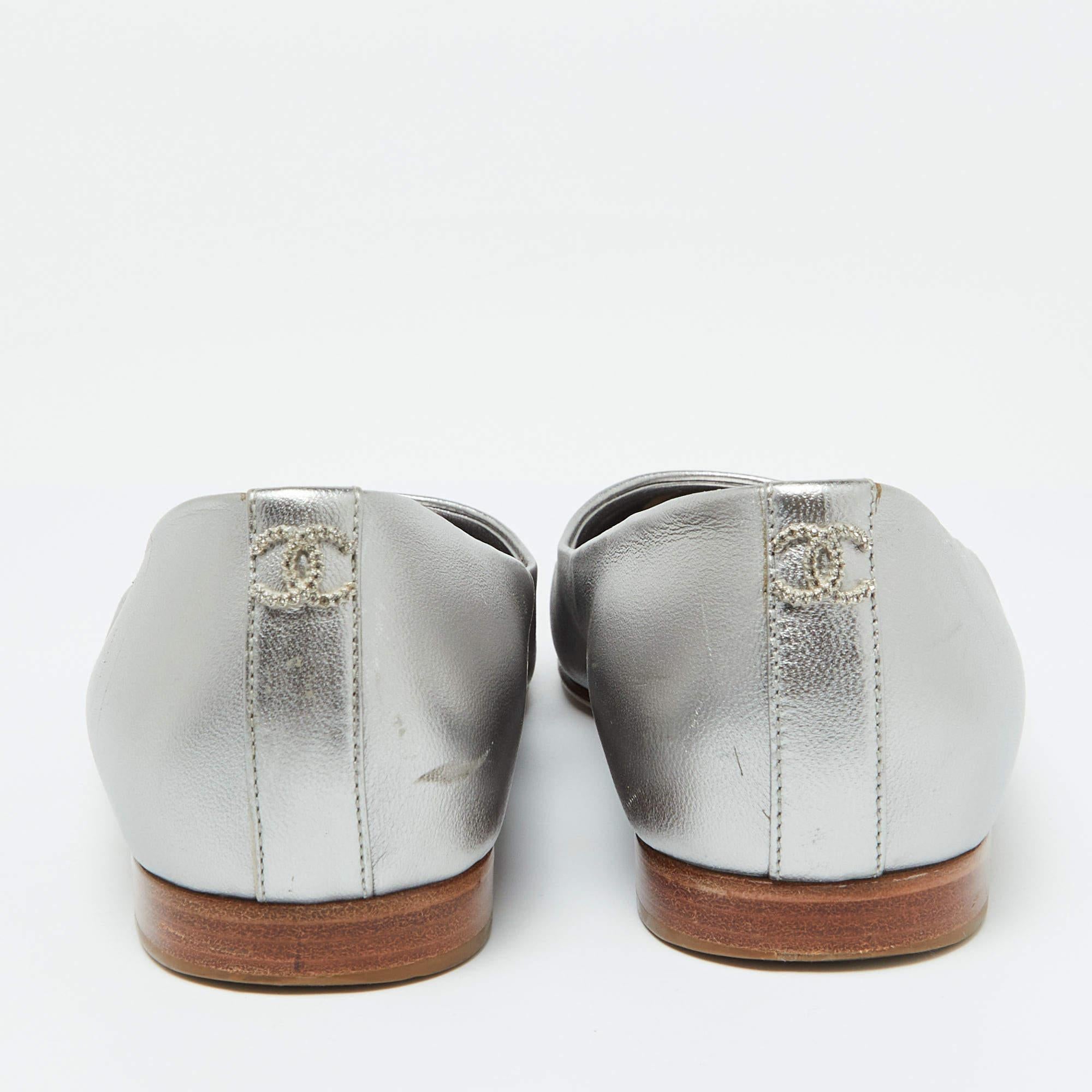 Women's Chanel Grey/Gold Leather CC Cap Toe Ballet Flats Size 35