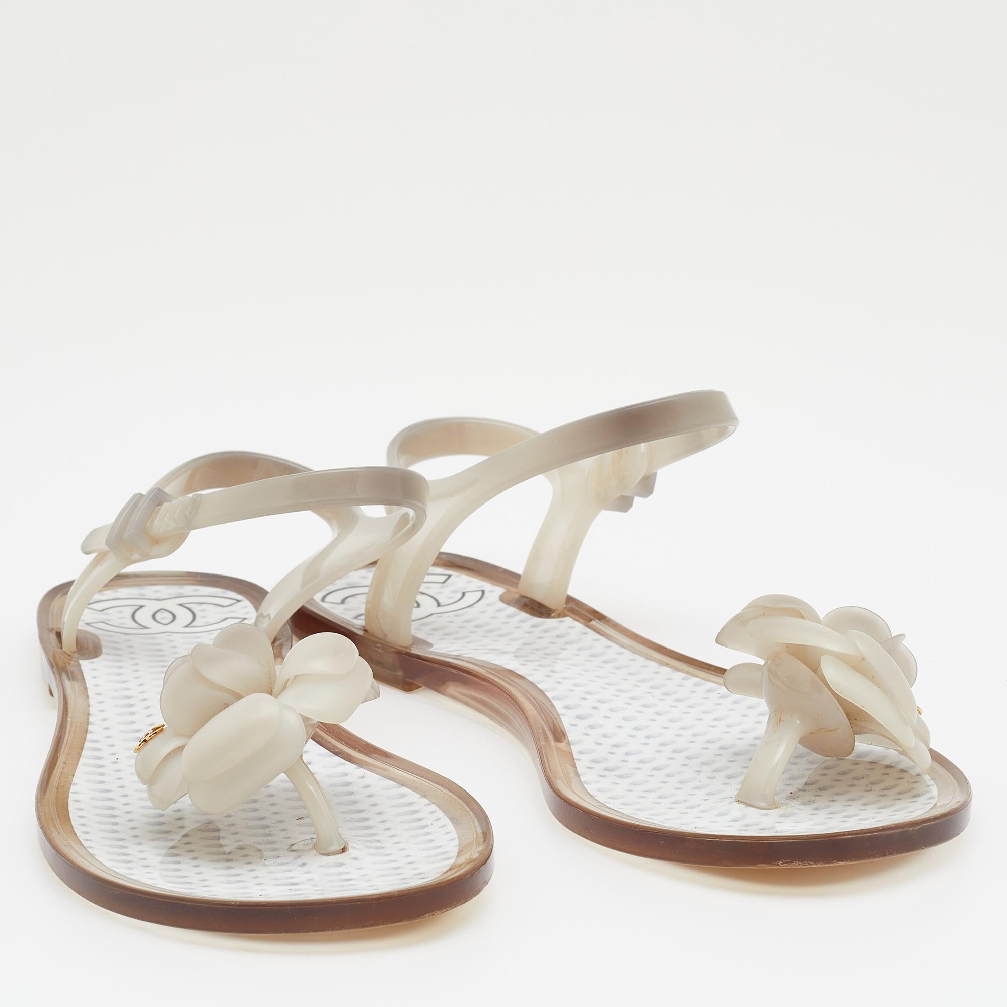 Chanel Grey Jelly Camellia Ankle Strap Thong Flat Sandals Size 36 In Good Condition In Dubai, Al Qouz 2