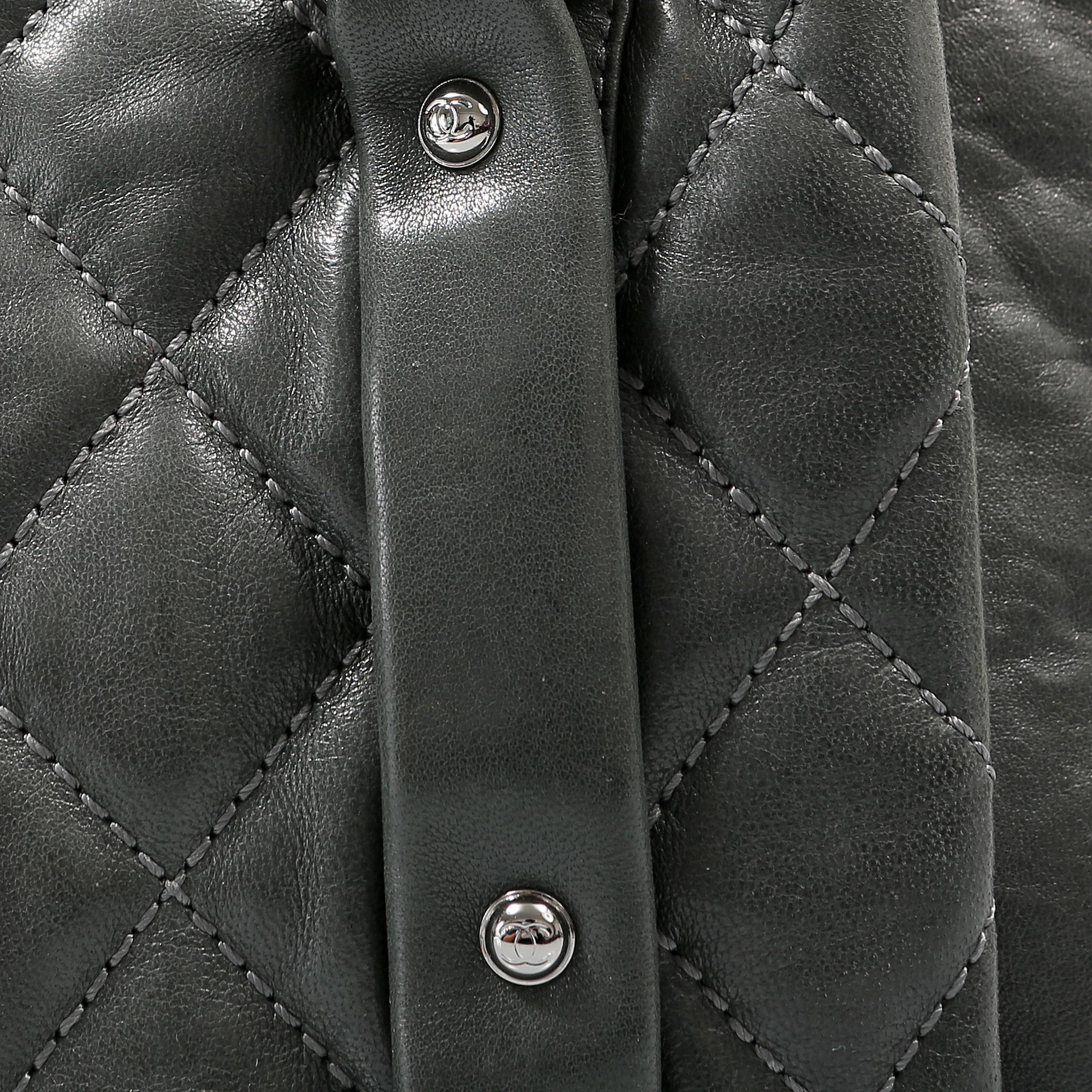 Chanel Tote a otto nodi in pelle di agnello nera 4