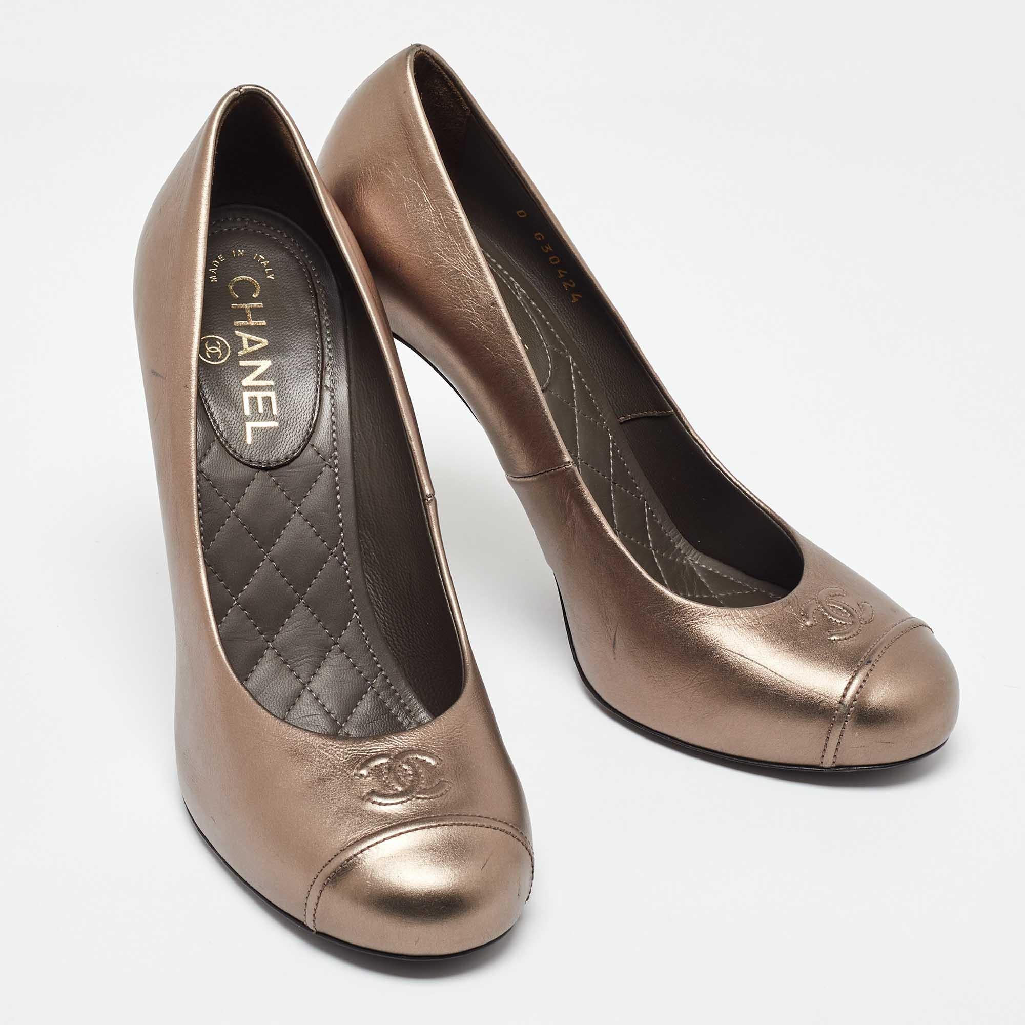 Chanel Grey Leather CC Pearl Heel Cap Toe Pumps Size 40 In Good Condition In Dubai, Al Qouz 2