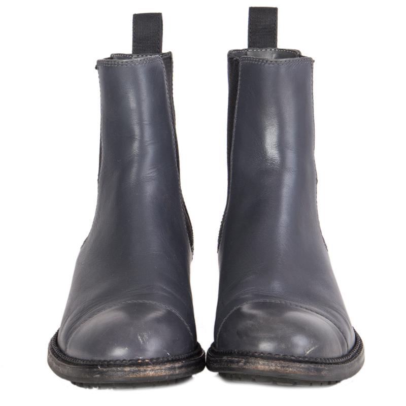 Botas Hanel Ankel 100% auténticas de piel gris con bandas elásticas negras en los laterales con el logotipo CC. La banda elástica está ligeramente estirada en la parte superior y el cuero muestra cierto desgaste en la punta. El estado general es muy