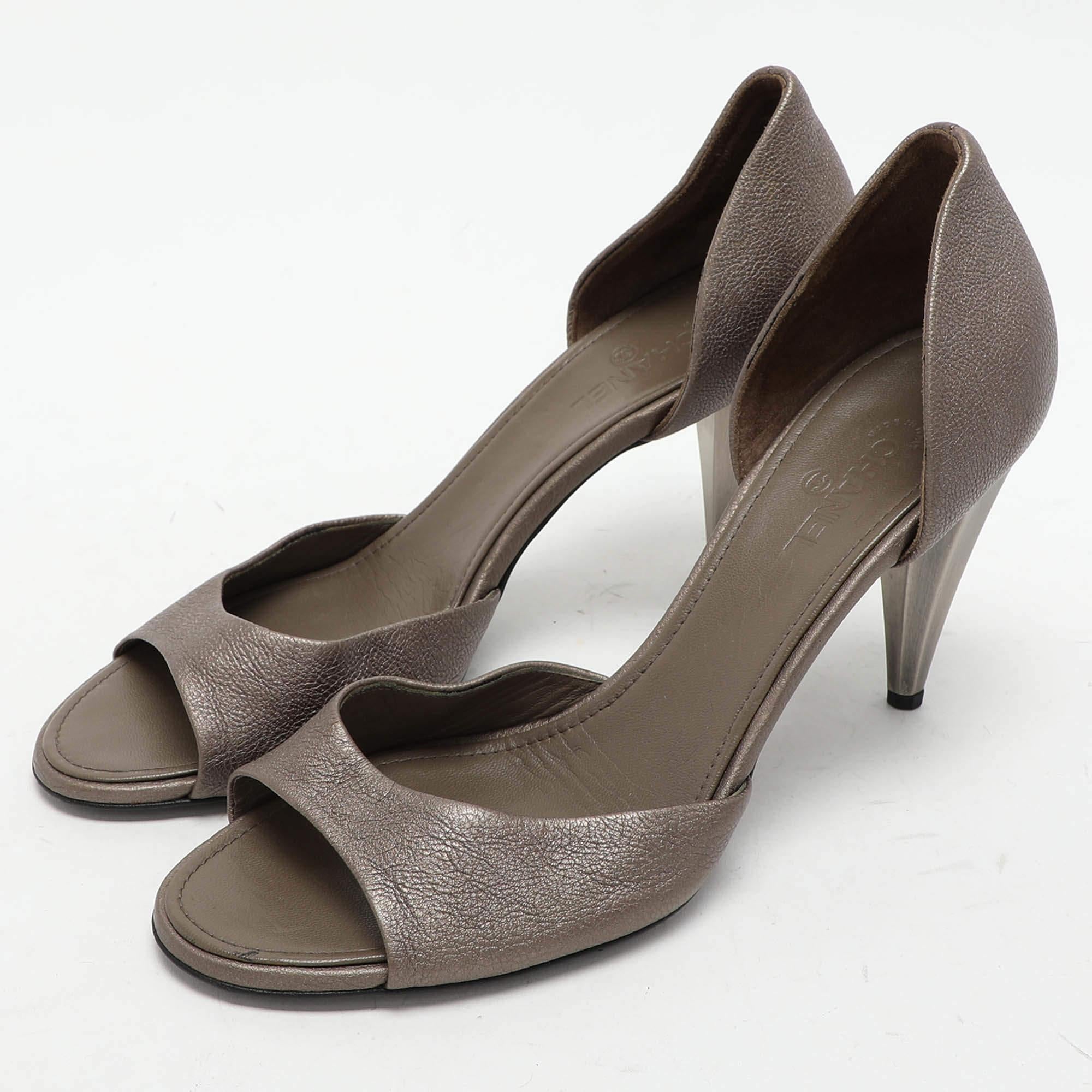Haz una declaración de estilo chic con estos zapatos de salón de diseño. Presentan tacones resistentes y suelas duraderas perfectas para tus salidas a la moda
