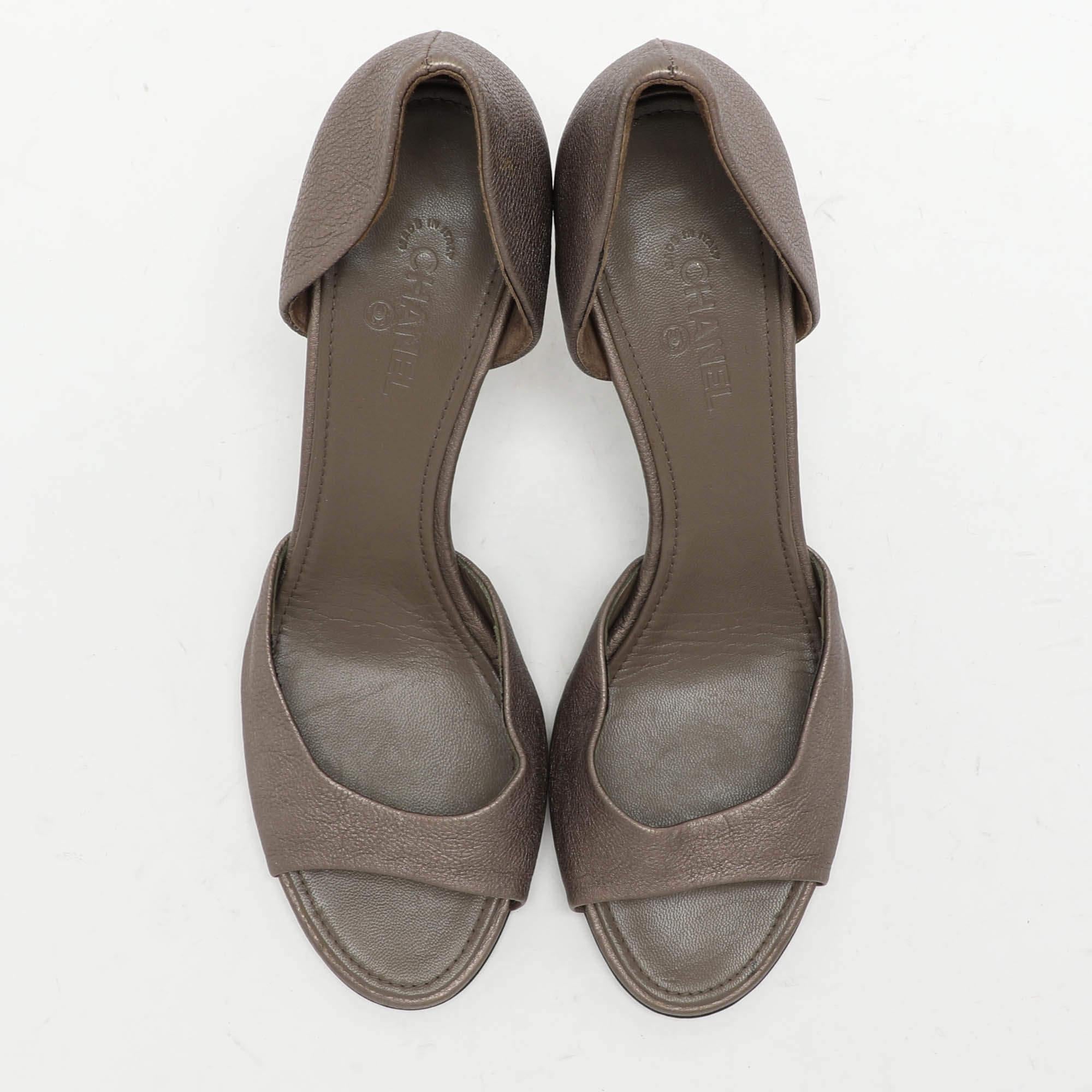 Chanel Bombas D'orsay de piel gris talla 39 Gris en venta