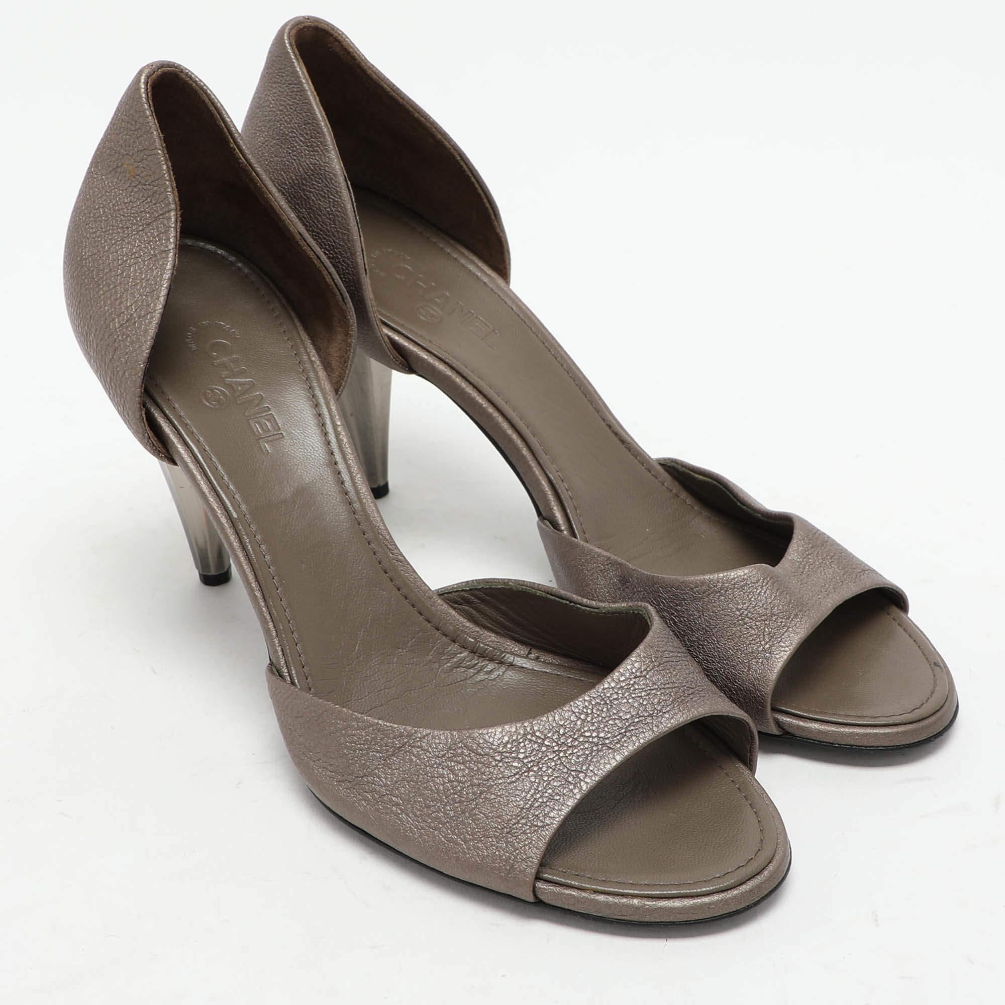 Chanel Bombas D'orsay de piel gris talla 39 en Bueno estado para la venta en Dubai, Al Qouz 2