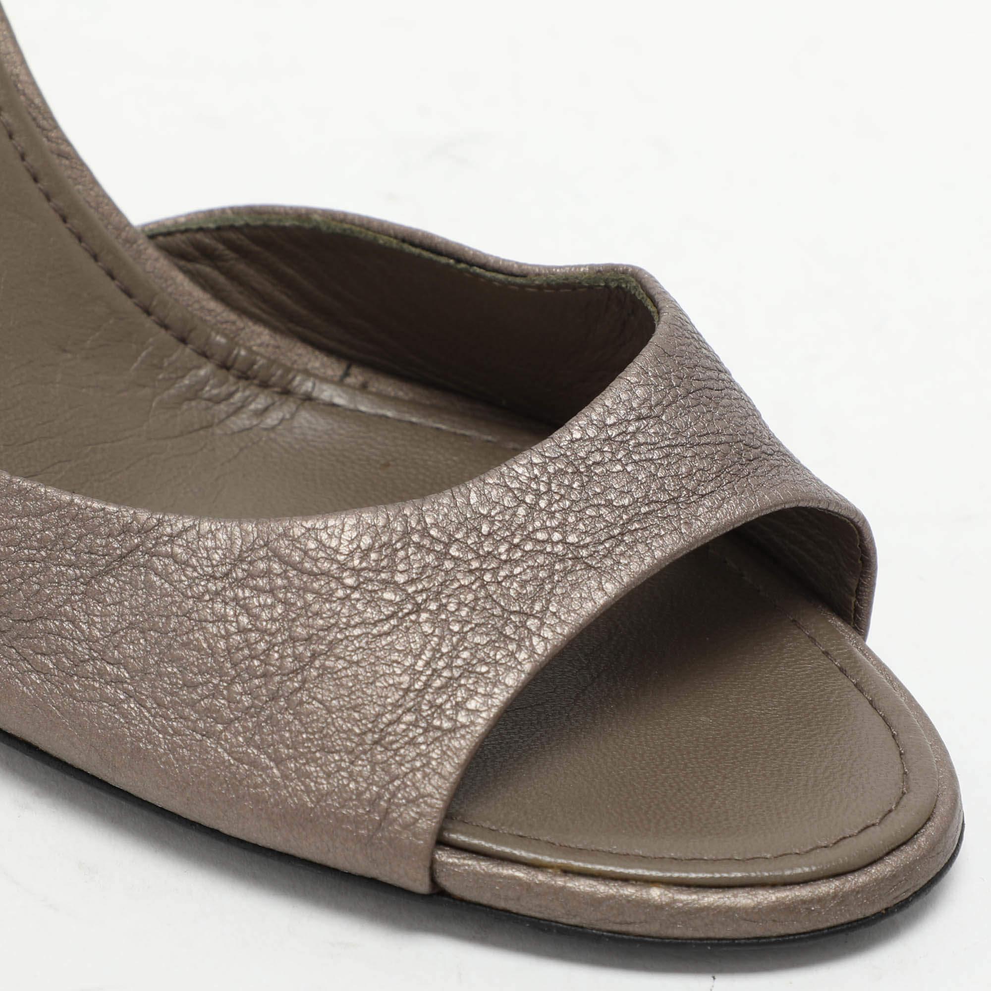 Chanel Bombas D'orsay de piel gris talla 39 en venta 2