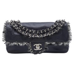 Schwarze Chanel Funny Tweed-Umhängetasche aus Leder mit Klappe