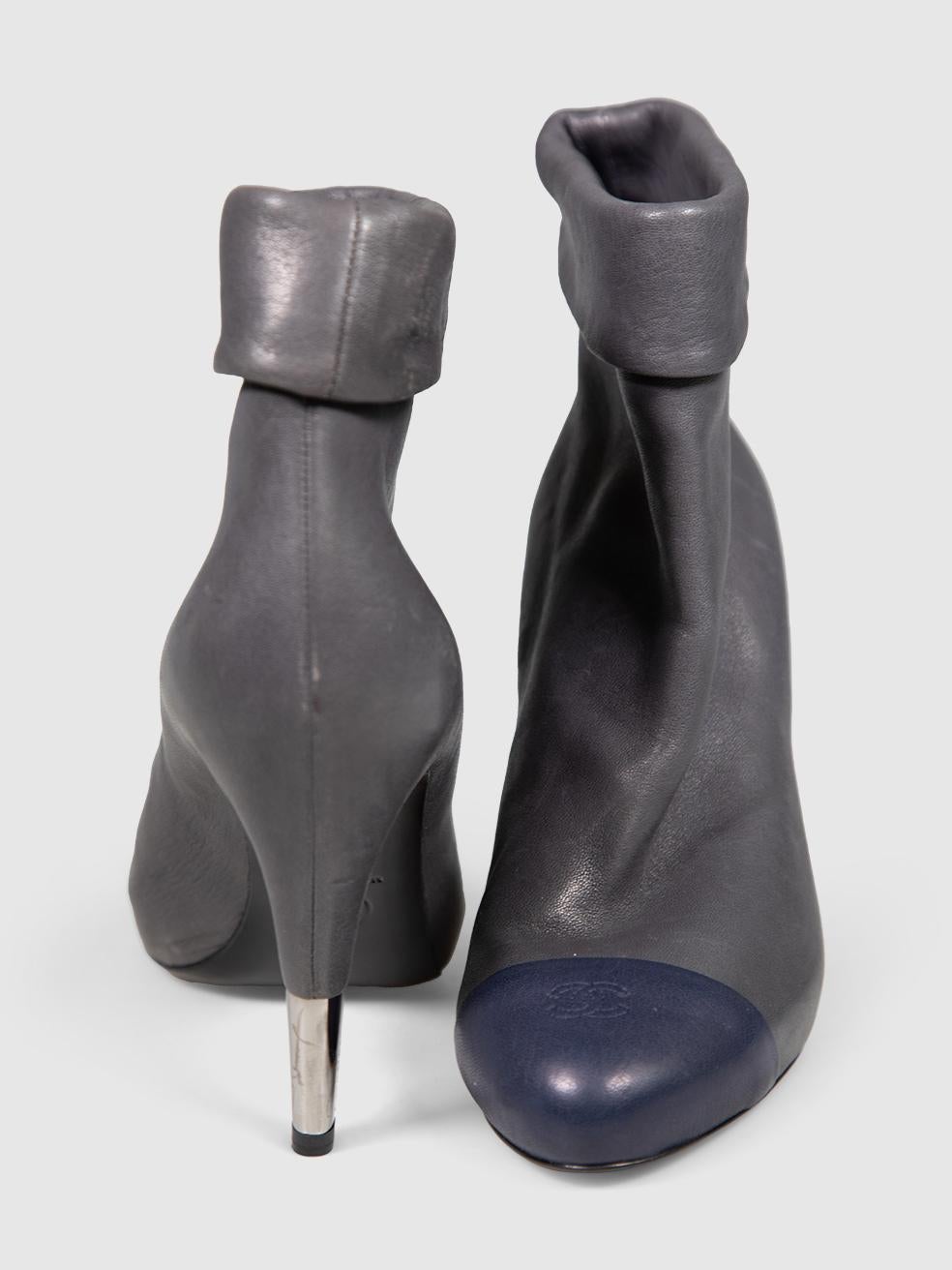 Chanel Botines con puntera de piel gris marino Talla IT 37 Gris en venta