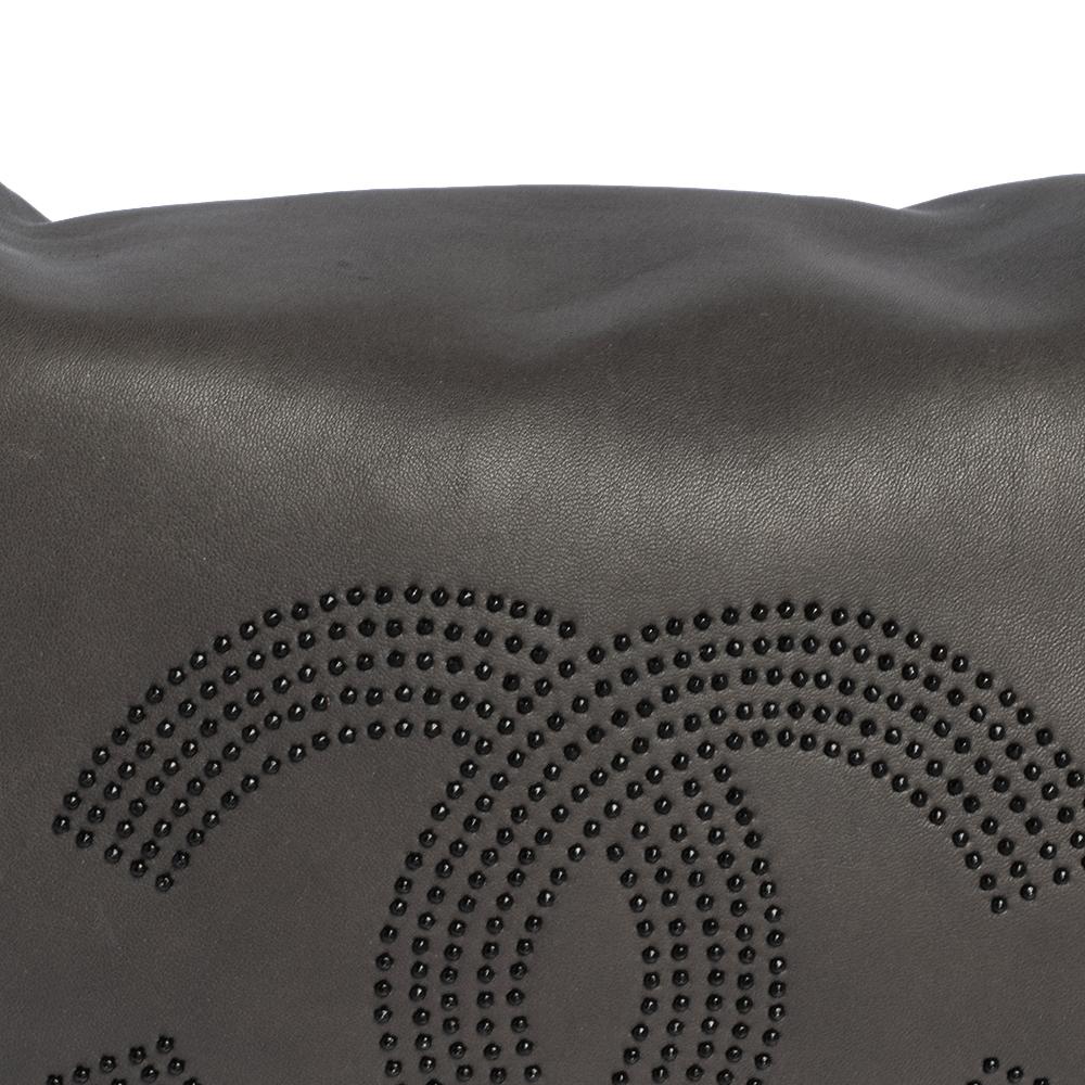 Chanel Grey Leather Studded CC Accordion Flap Bag In Good Condition In Dubai, Al Qouz 2