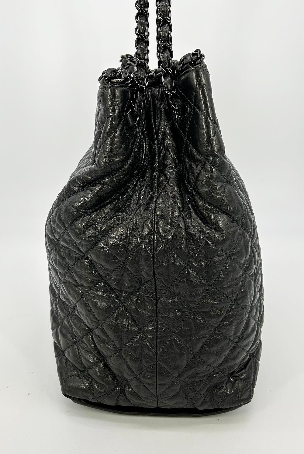 Chanel - Fourre-tout en cuir gris métallisé avec chaîne Me Shoulder Bag Excellent état - En vente à Philadelphia, PA