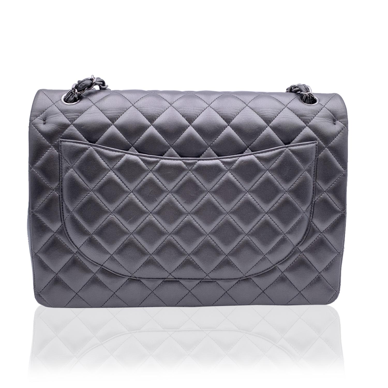 Chanel Grey Metallic Quilted Leather Classic Maxi Double Flap Bag In Excellent Condition In Rome, Rome