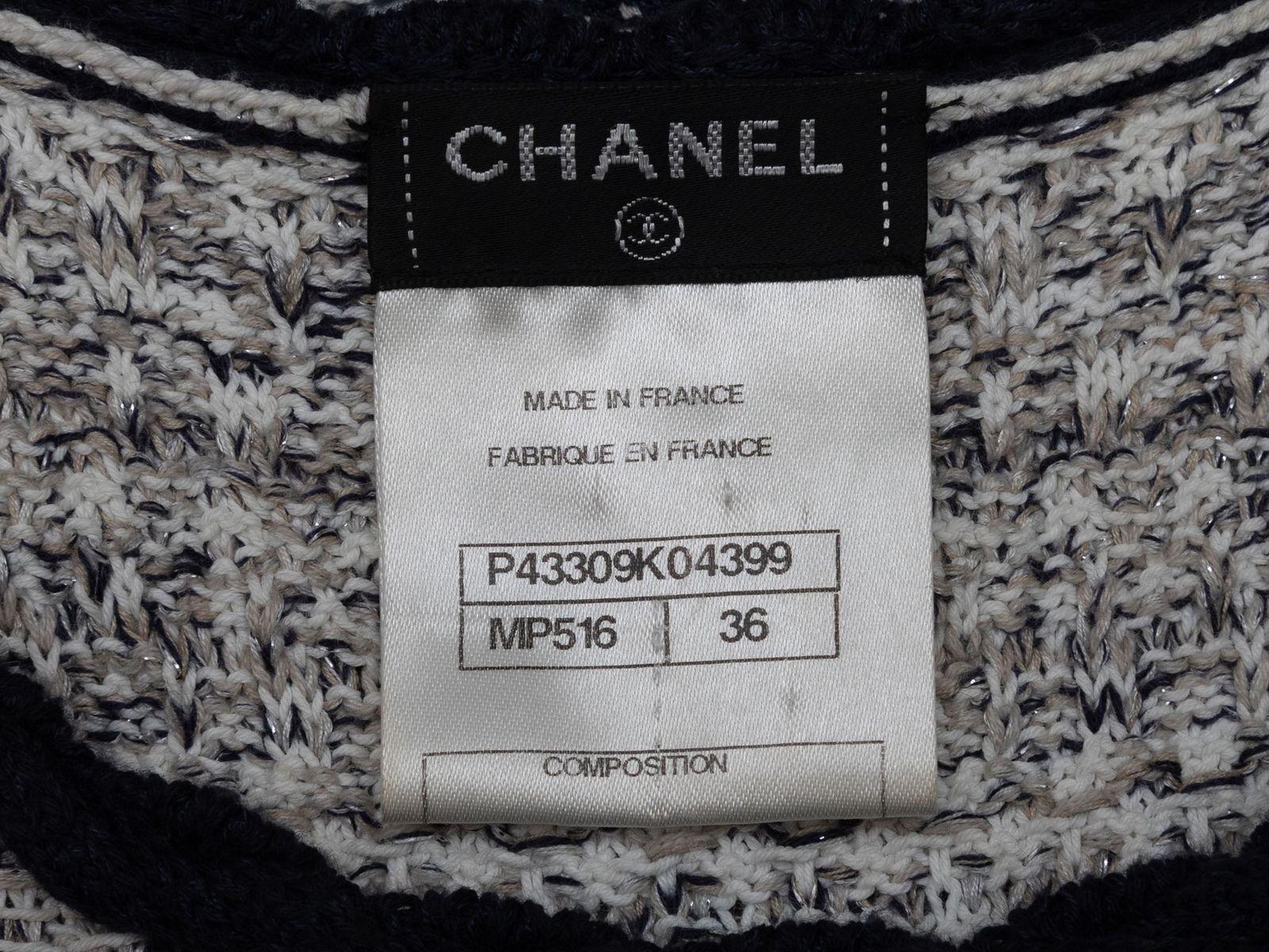 Details zum Produkt: Graues und marineblaues ärmelloses Strickkleid von Chanel. Rundhalsausschnitt. Zwei aufgesetzte Taschen auf der Vorderseite. 30