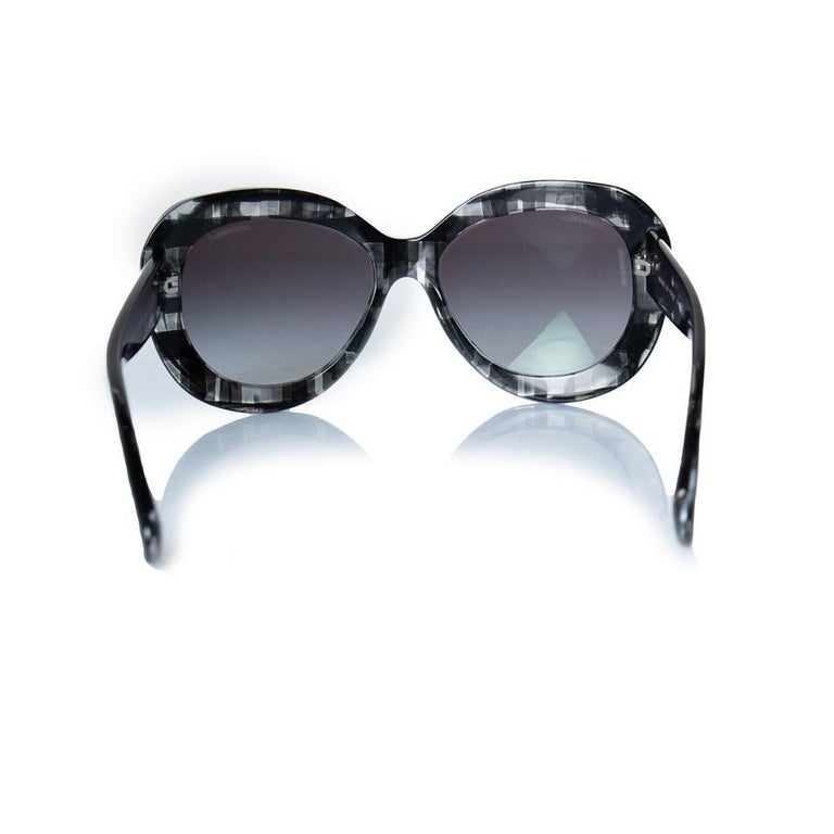 Chanel, Grey oversized sunglasses For Sale at 1stDibs display picture 3