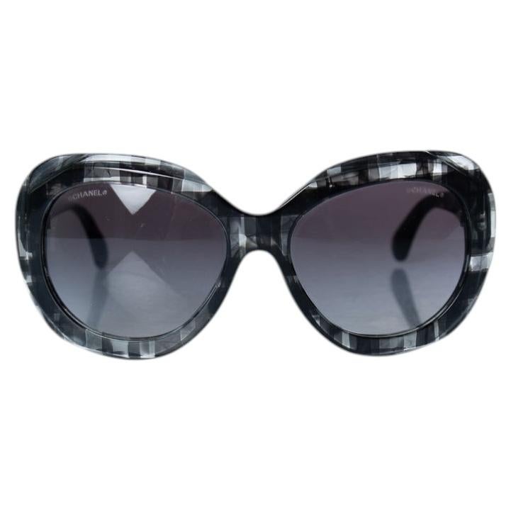 Chanel, Gafas de sol oversize grises