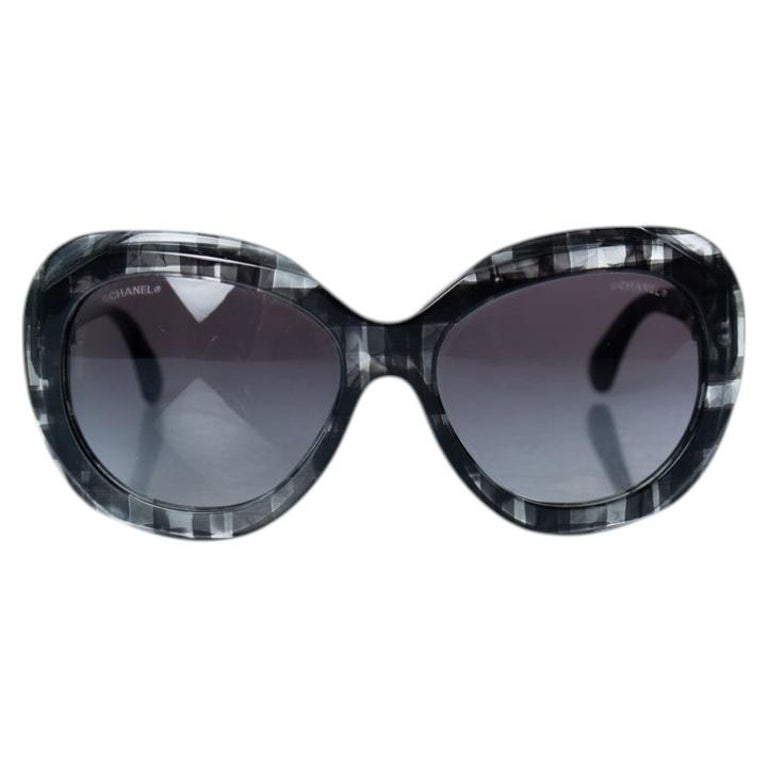 Chanel, Grey oversized sunglasses For Sale at 1stDibs display picture 2