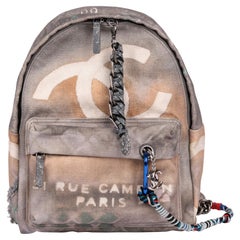 Sac à dos Chanel Graffiti en toile peinte grise de taille moyenne