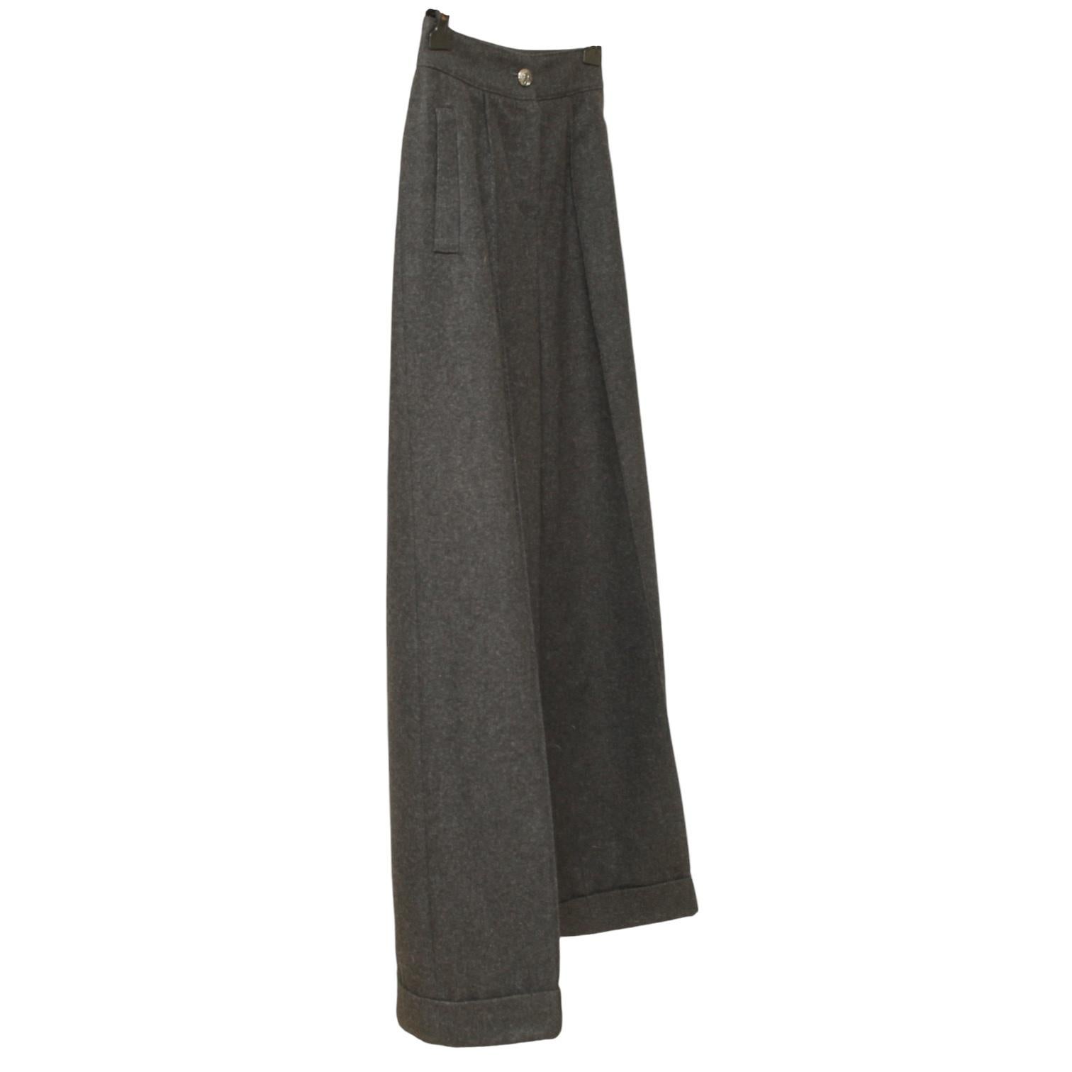 GUARANTEED AUTHENTIC CHANEL WIDE LEG GREY WOOL PANTS


Details:
• Wide leg wool pants in a classic dark grey color.
• Full front and rear center crease.
• Hems are cuffed.
• Zipper, button closure.
• Dual vertical front pockets.
• Rear patch