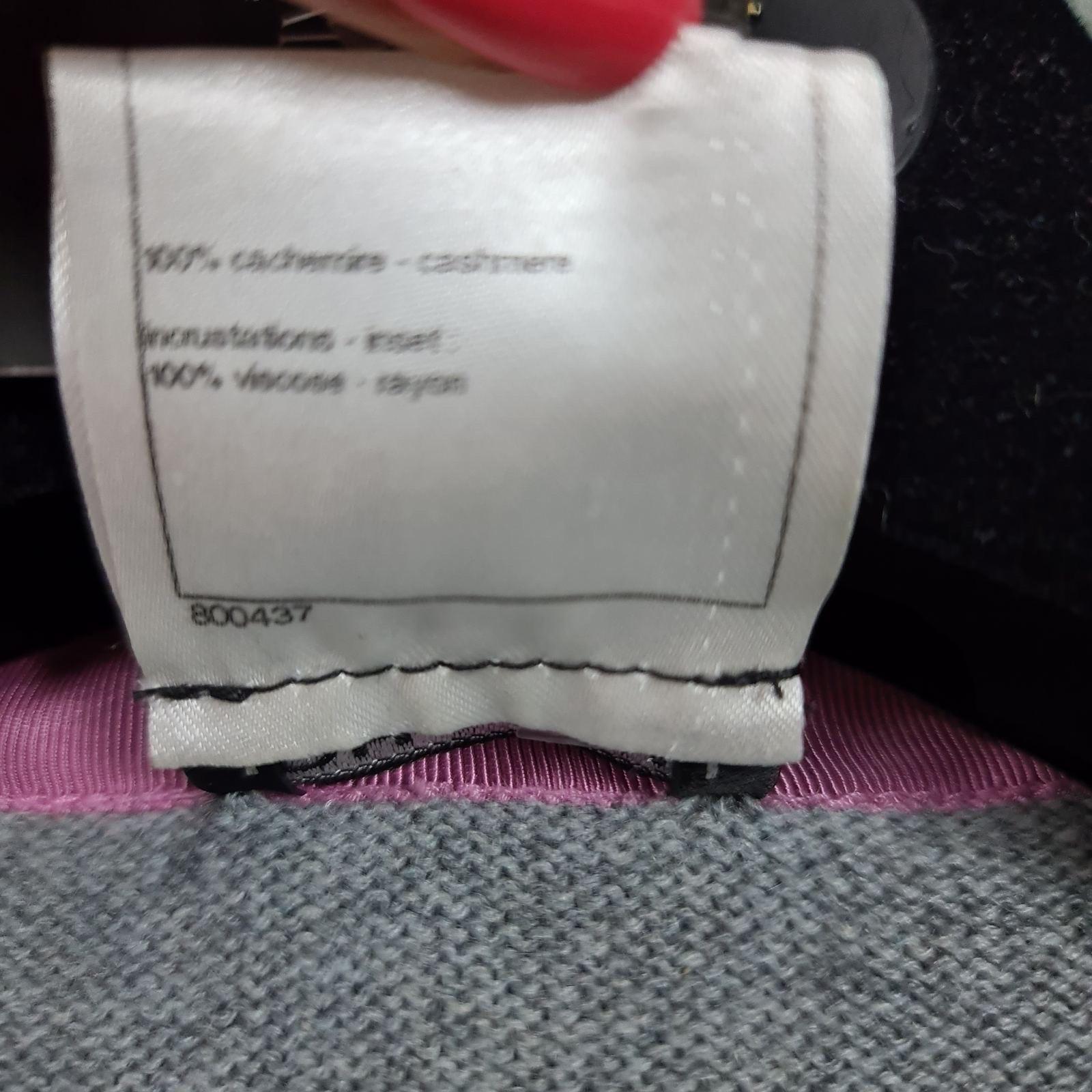 CHANEL Kaschmir-Strickbekleidung in Grau und Rosa im Angebot 2