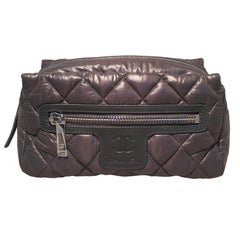 Chanel Grau Puffy Gestepptes Reisezubehör Kosmetiktasche in Grau